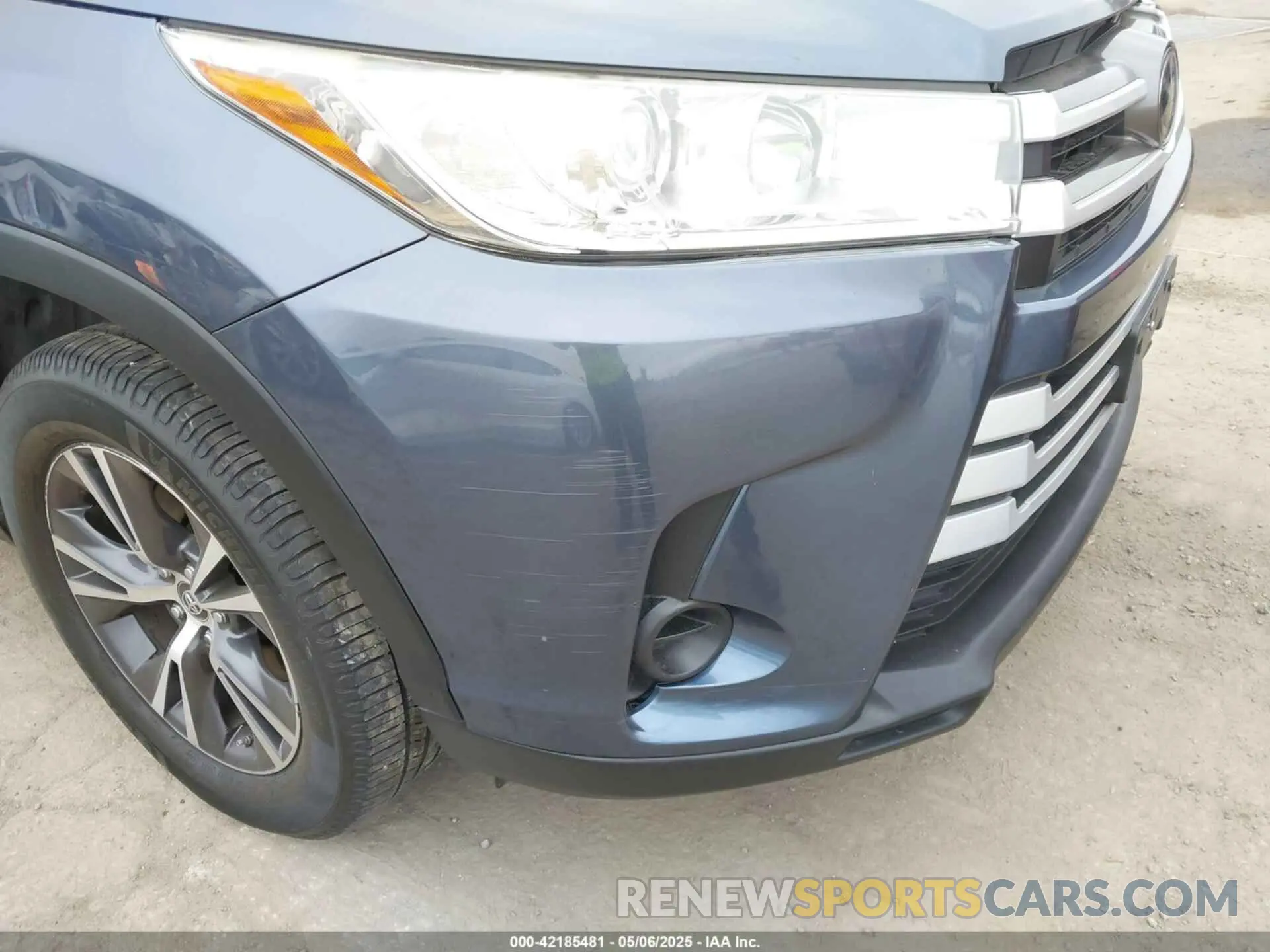 18 Photograph of a damaged car 5TDZARFH2KS051554 TOYOTA HIGHLANDER 2019