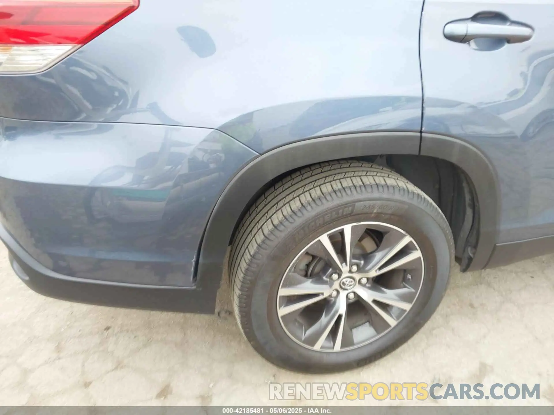 19 Photograph of a damaged car 5TDZARFH2KS051554 TOYOTA HIGHLANDER 2019