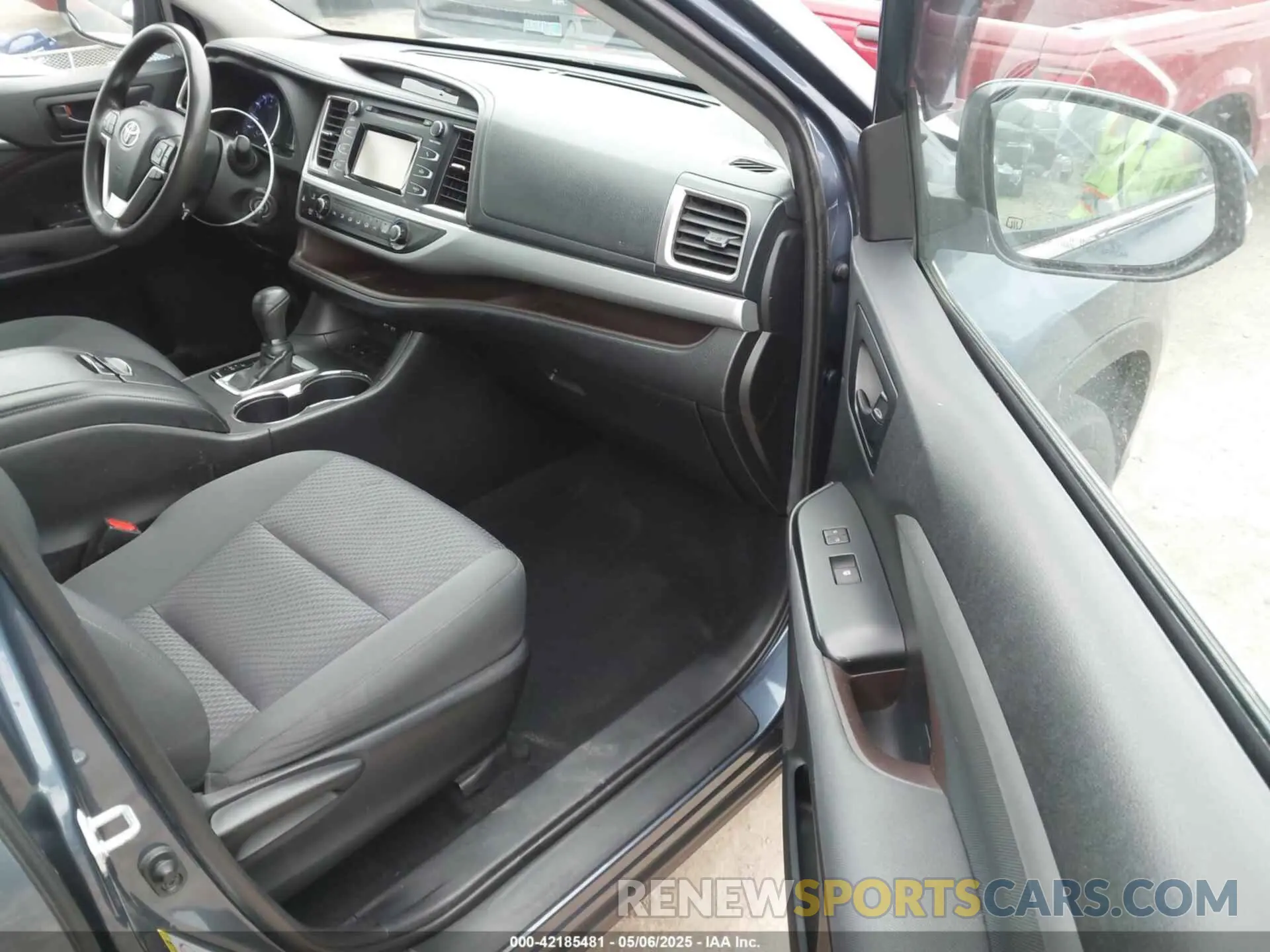 5 Photograph of a damaged car 5TDZARFH2KS051554 TOYOTA HIGHLANDER 2019