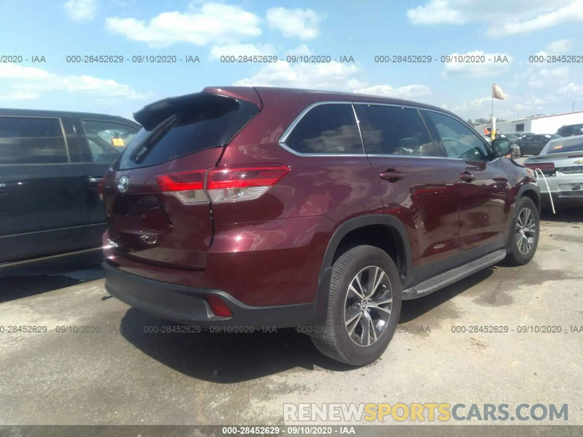 4 Photograph of a damaged car 5TDZARFH2KS053353 TOYOTA HIGHLANDER 2019