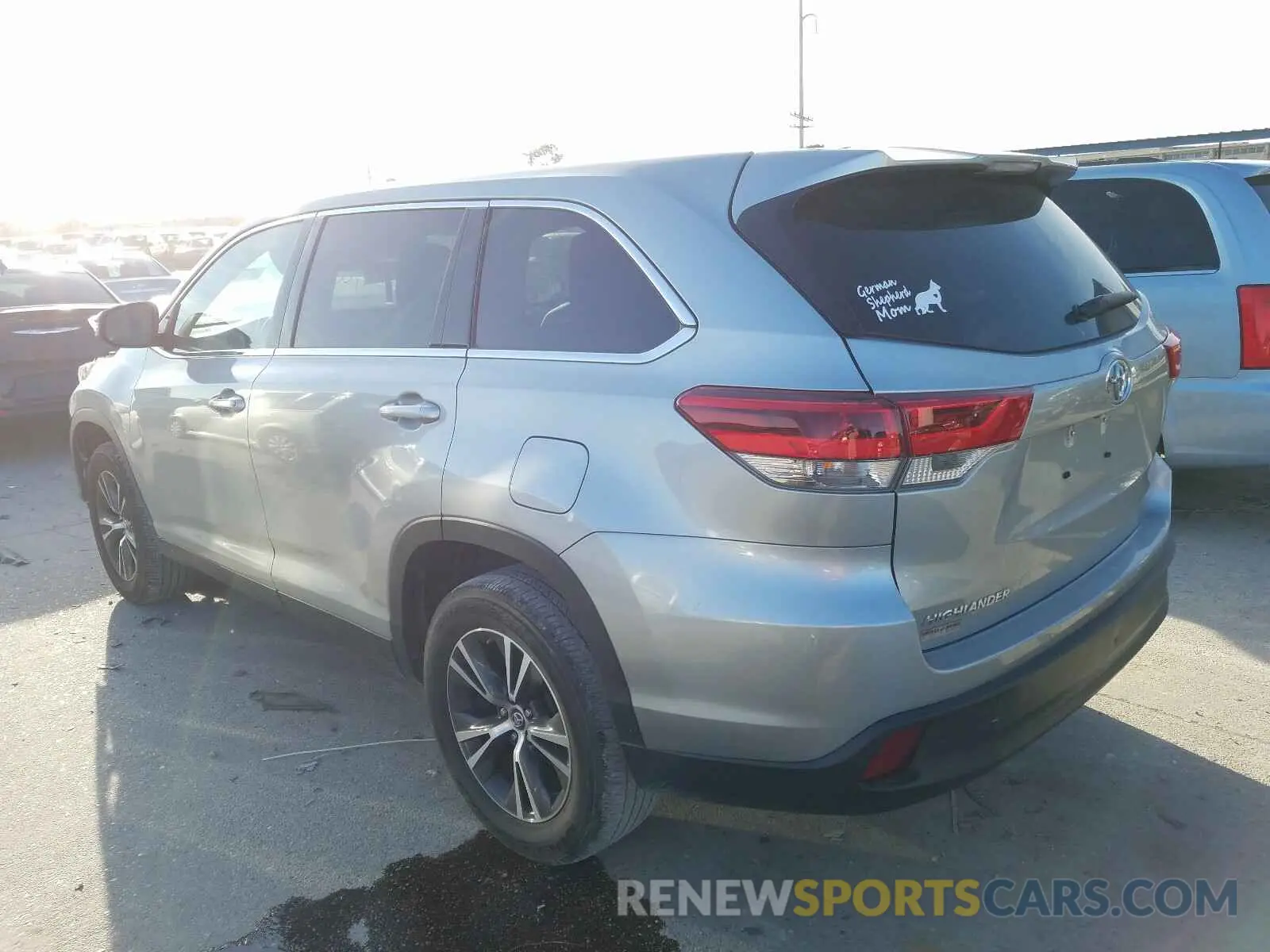 3 Photograph of a damaged car 5TDZARFH2KS053756 TOYOTA HIGHLANDER 2019