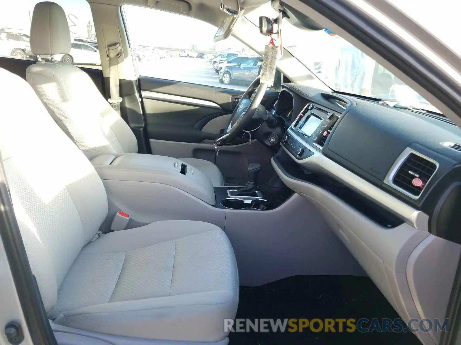 5 Photograph of a damaged car 5TDZARFH2KS053756 TOYOTA HIGHLANDER 2019