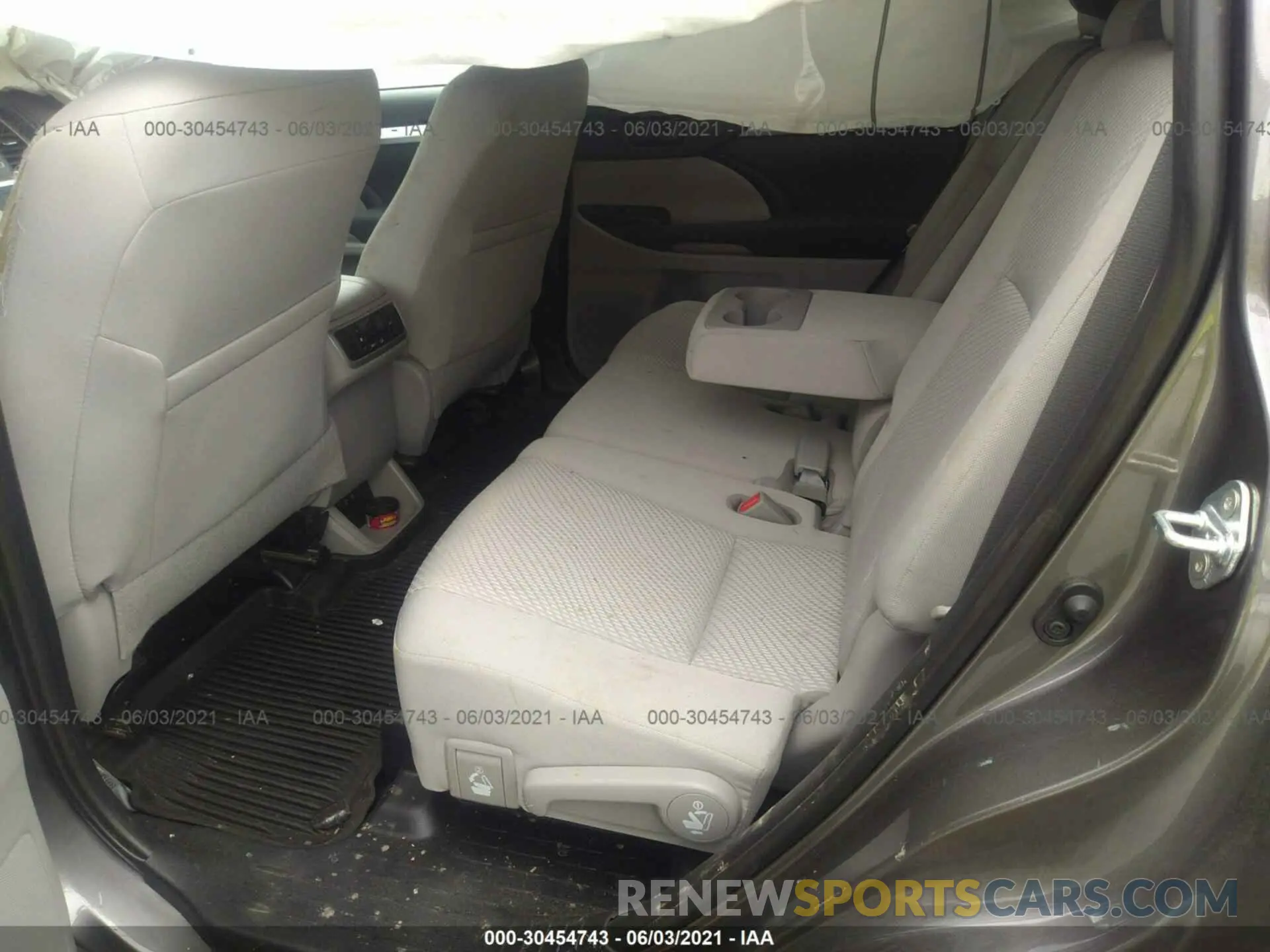 8 Photograph of a damaged car 5TDZARFH2KS058567 TOYOTA HIGHLANDER 2019