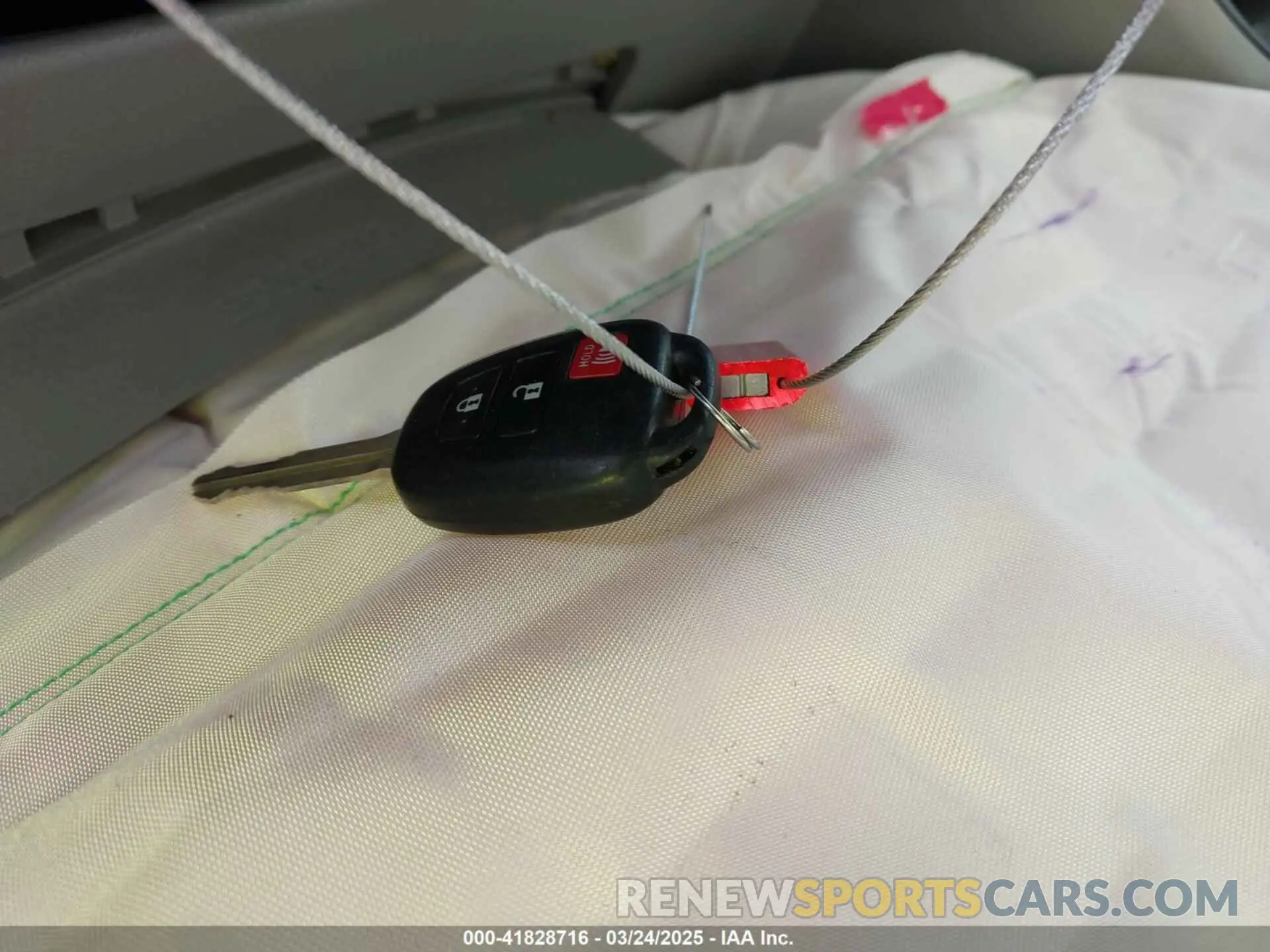 11 Photograph of a damaged car 5TDZARFH3KS042684 TOYOTA HIGHLANDER 2019