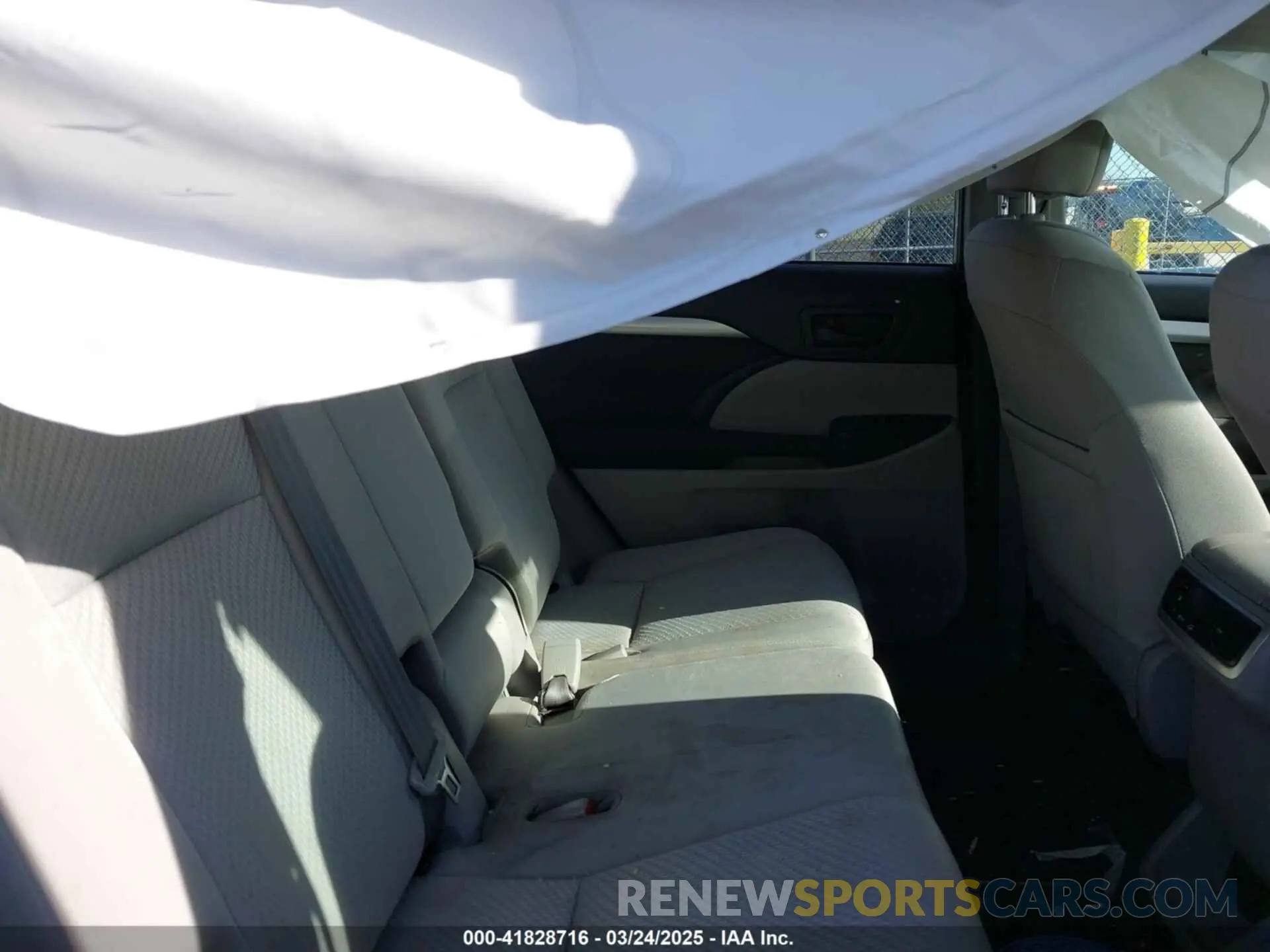 8 Photograph of a damaged car 5TDZARFH3KS042684 TOYOTA HIGHLANDER 2019