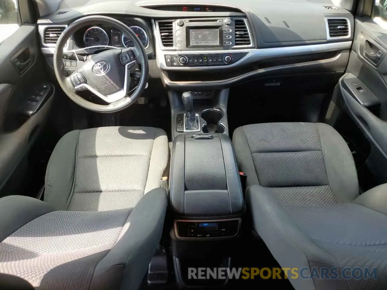 8 Photograph of a damaged car 5TDZARFH3KS049540 TOYOTA HIGHLANDER 2019