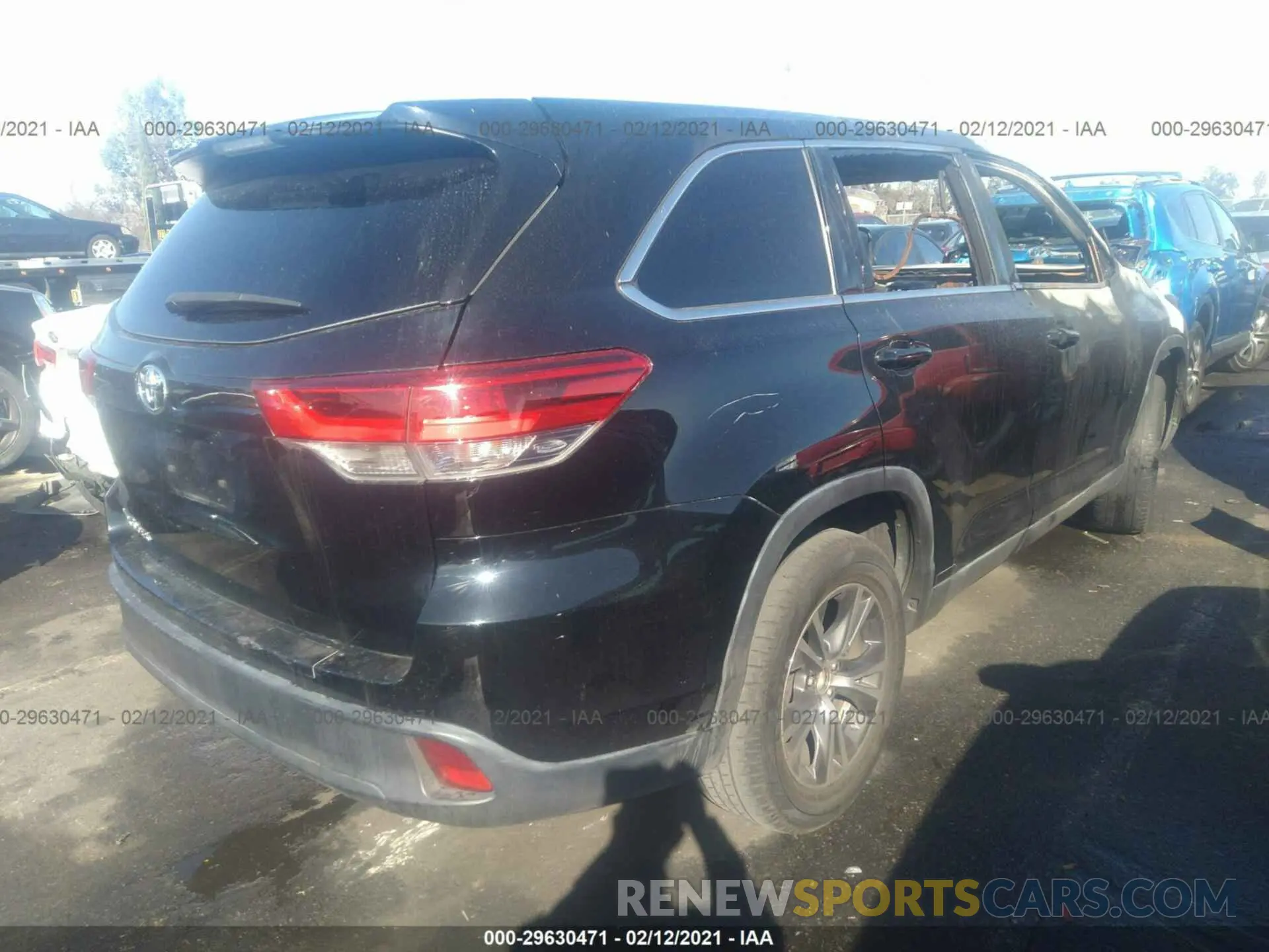 4 Photograph of a damaged car 5TDZARFH3KS050946 TOYOTA HIGHLANDER 2019