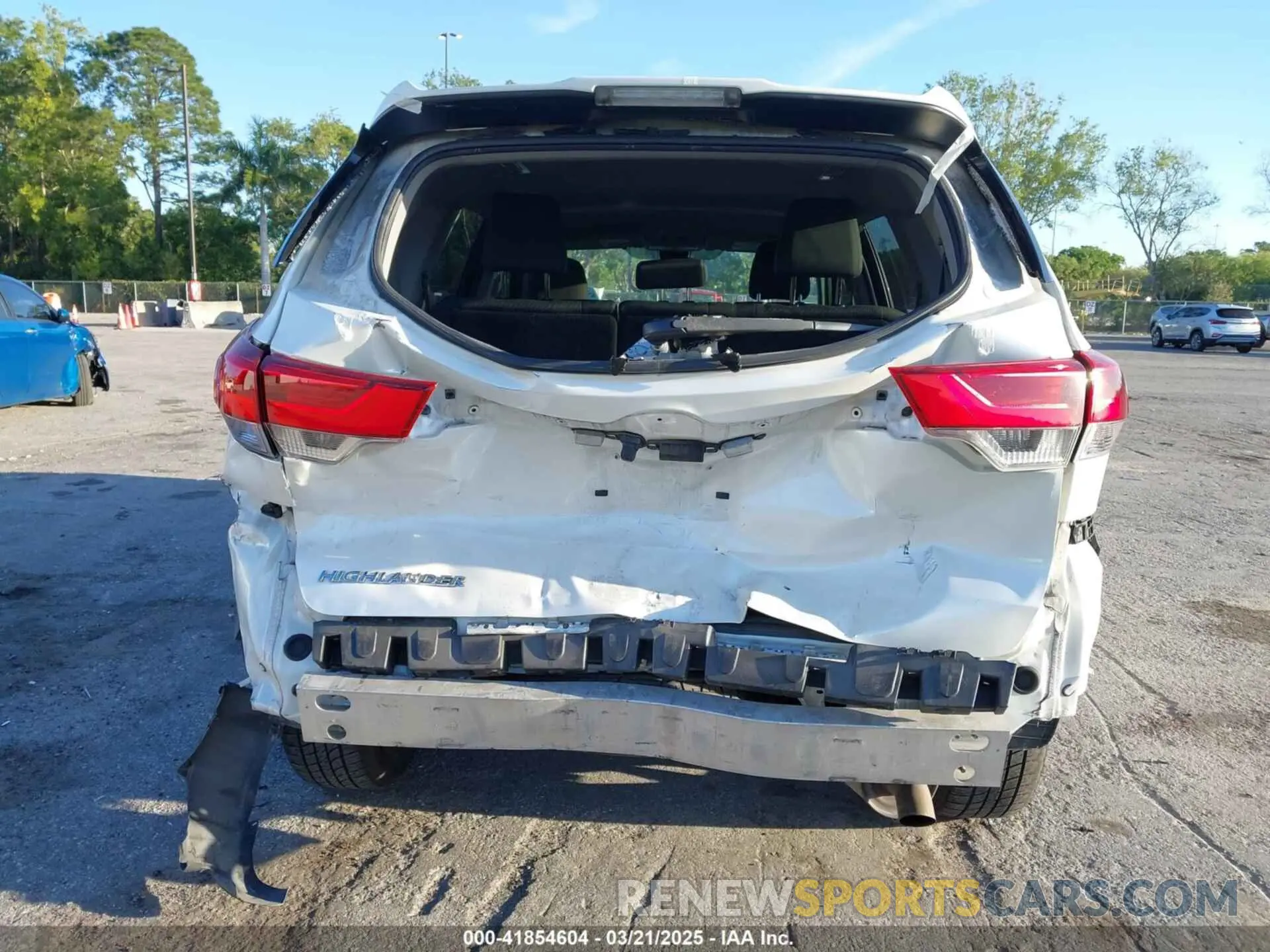 17 Photograph of a damaged car 5TDZARFH4KS047134 TOYOTA HIGHLANDER 2019