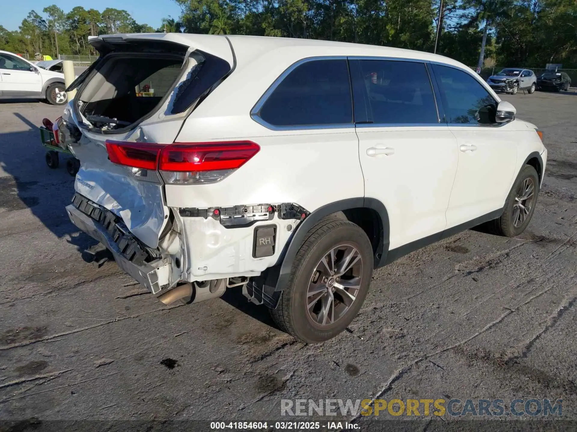 4 Photograph of a damaged car 5TDZARFH4KS047134 TOYOTA HIGHLANDER 2019