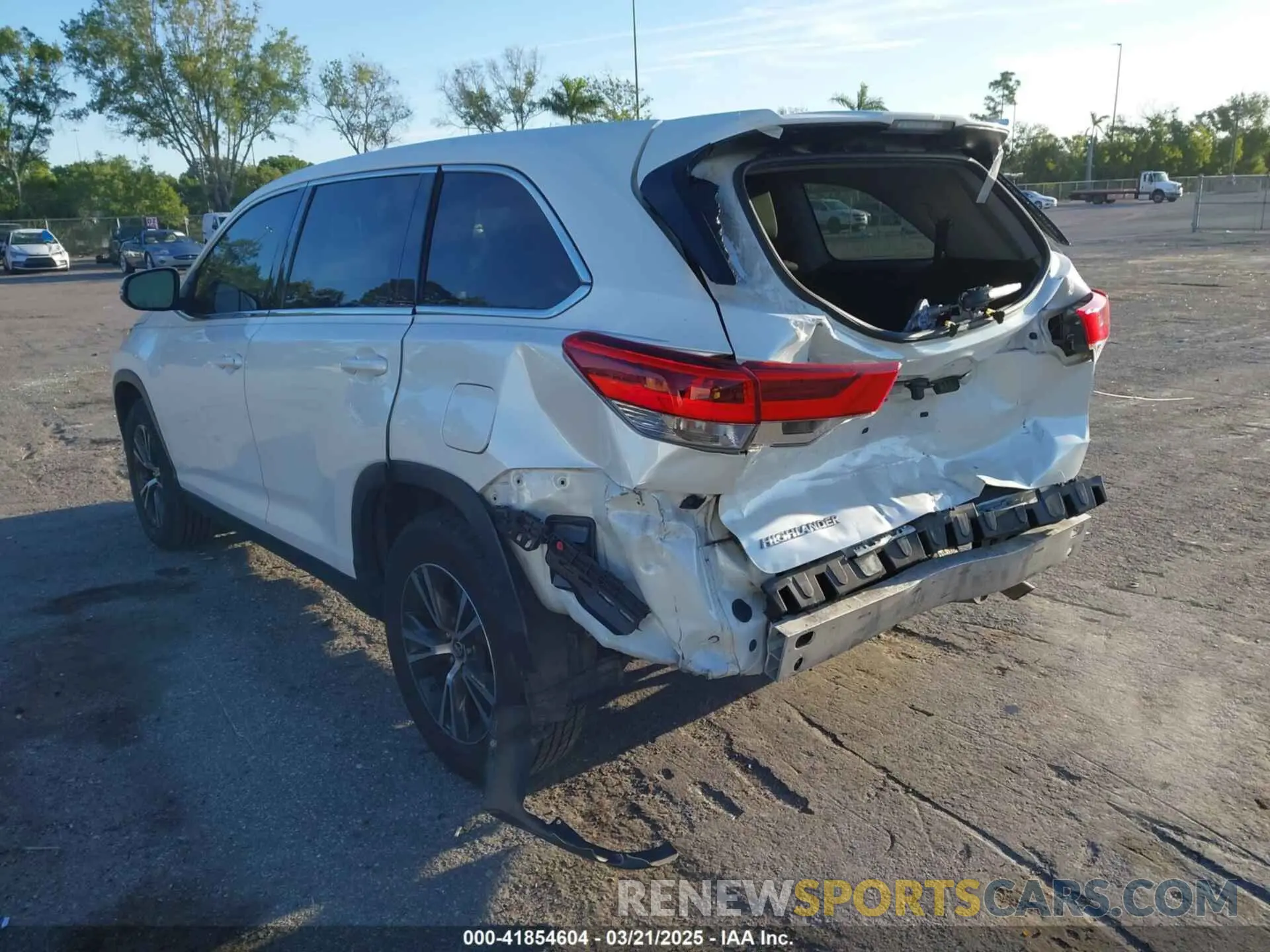 6 Photograph of a damaged car 5TDZARFH4KS047134 TOYOTA HIGHLANDER 2019