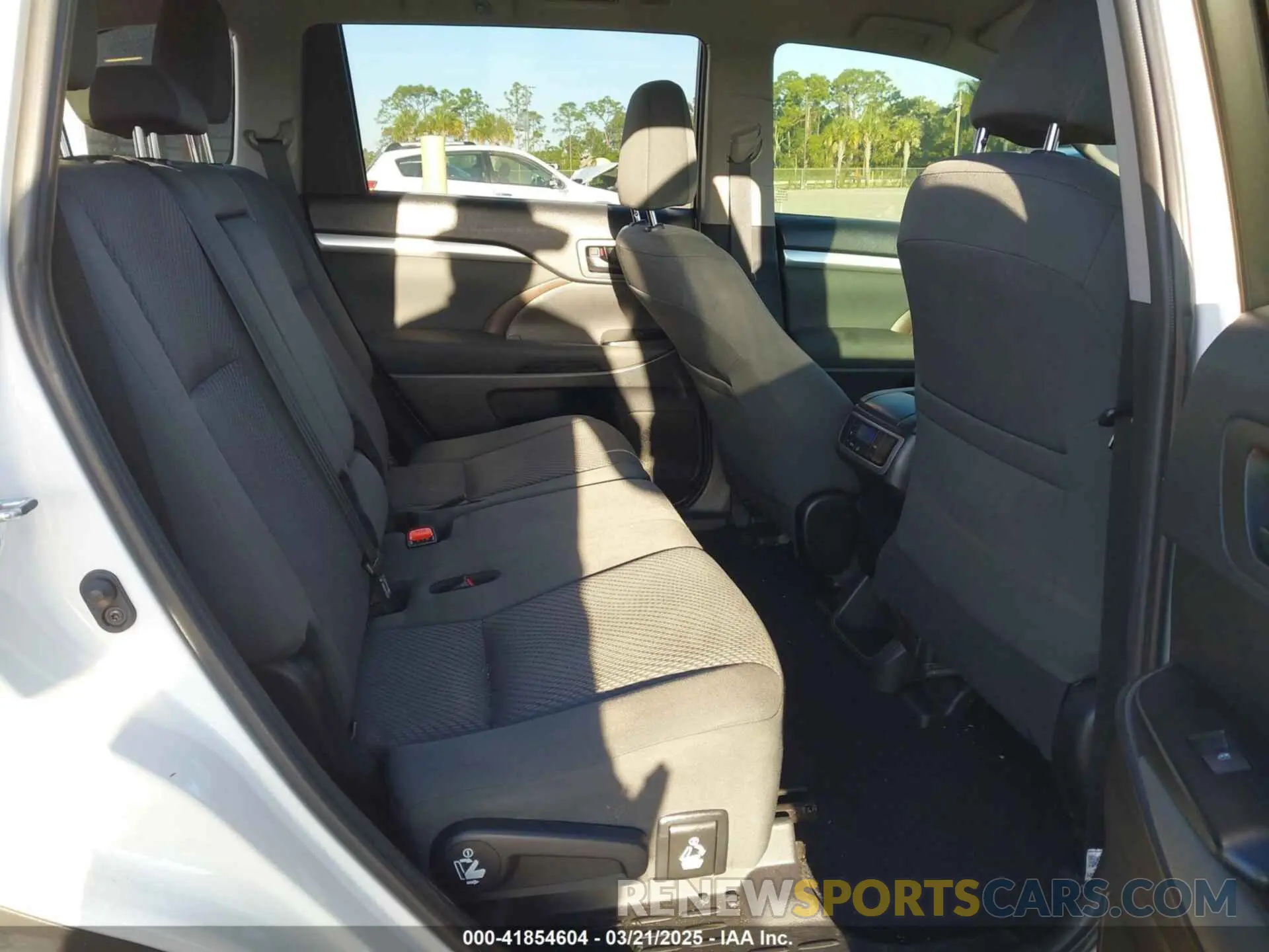 8 Photograph of a damaged car 5TDZARFH4KS047134 TOYOTA HIGHLANDER 2019
