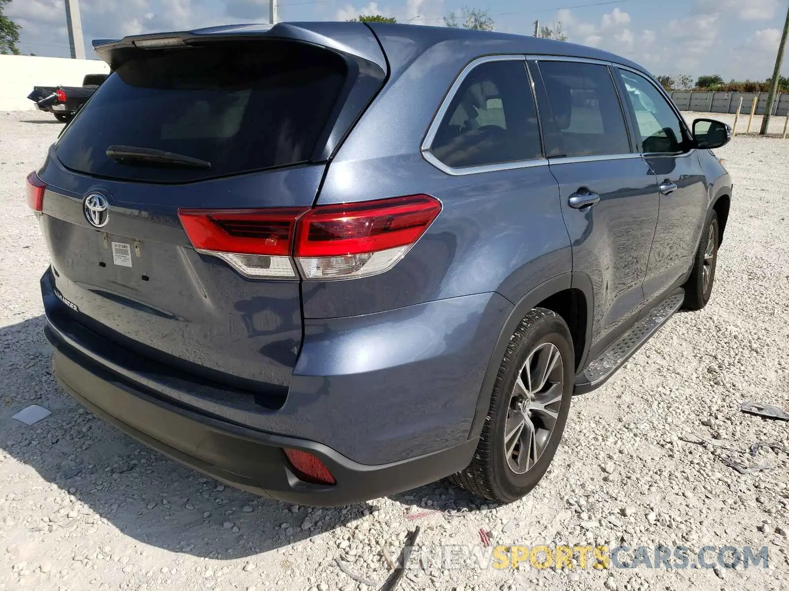 4 Photograph of a damaged car 5TDZARFH5KS047031 TOYOTA HIGHLANDER 2019