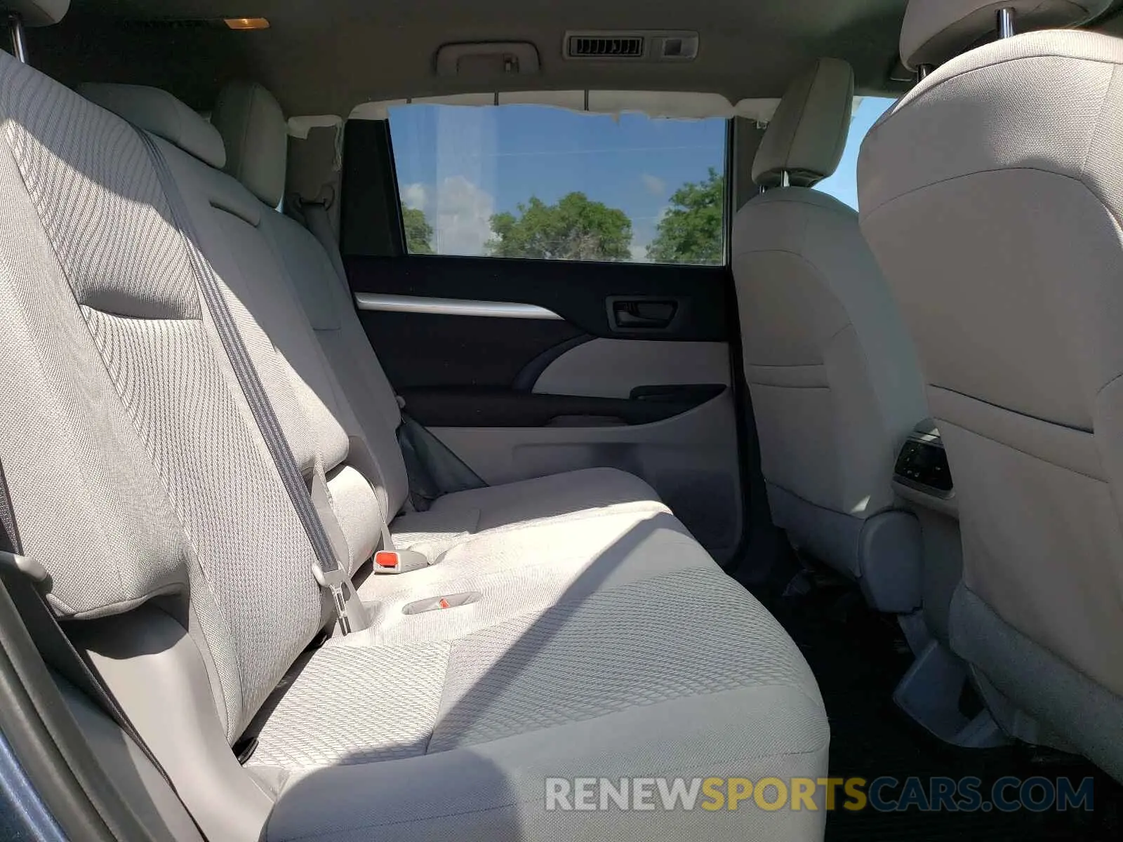 6 Photograph of a damaged car 5TDZARFH5KS047031 TOYOTA HIGHLANDER 2019