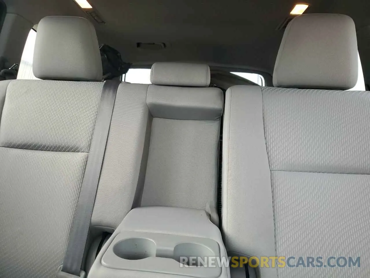 10 Photograph of a damaged car 5TDZARFH5KS052925 TOYOTA HIGHLANDER 2019