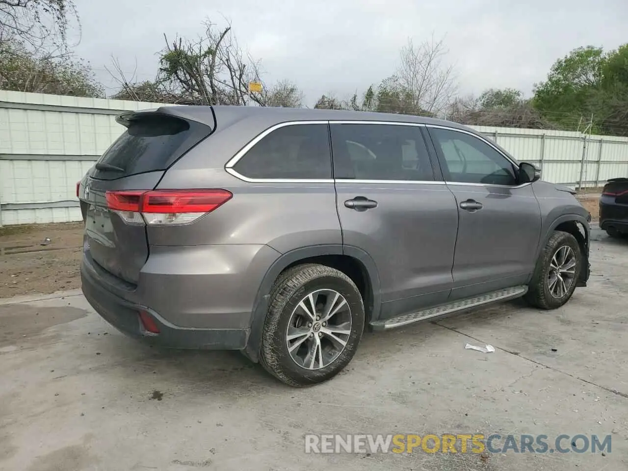 3 Photograph of a damaged car 5TDZARFH5KS052925 TOYOTA HIGHLANDER 2019