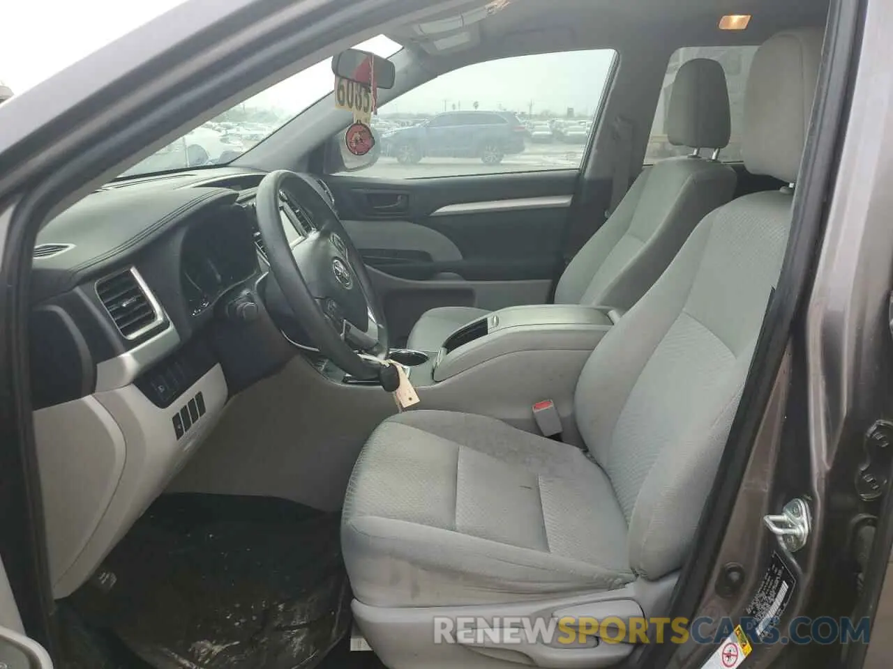 7 Photograph of a damaged car 5TDZARFH5KS052925 TOYOTA HIGHLANDER 2019