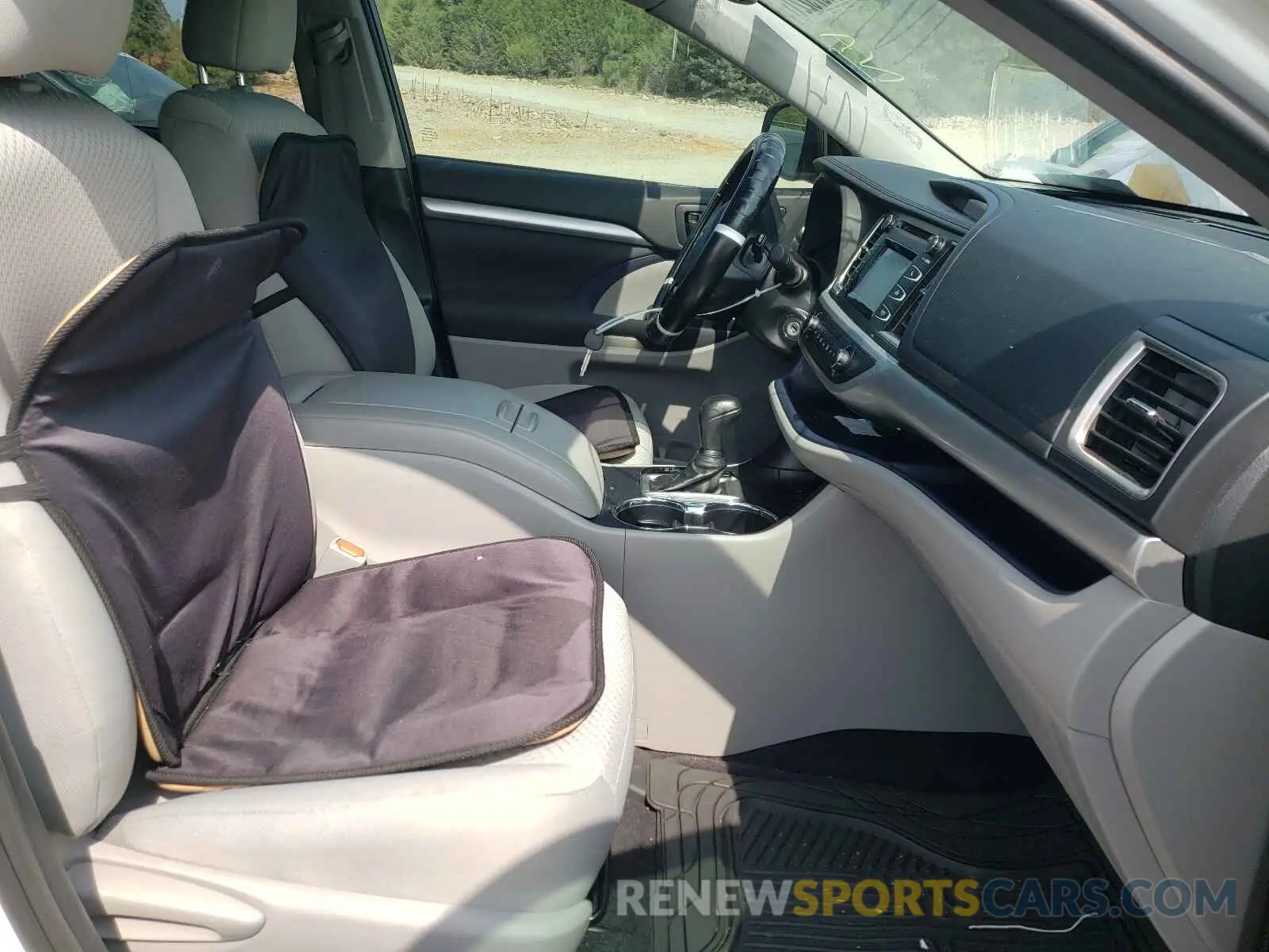 5 Photograph of a damaged car 5TDZARFH5KS053931 TOYOTA HIGHLANDER 2019