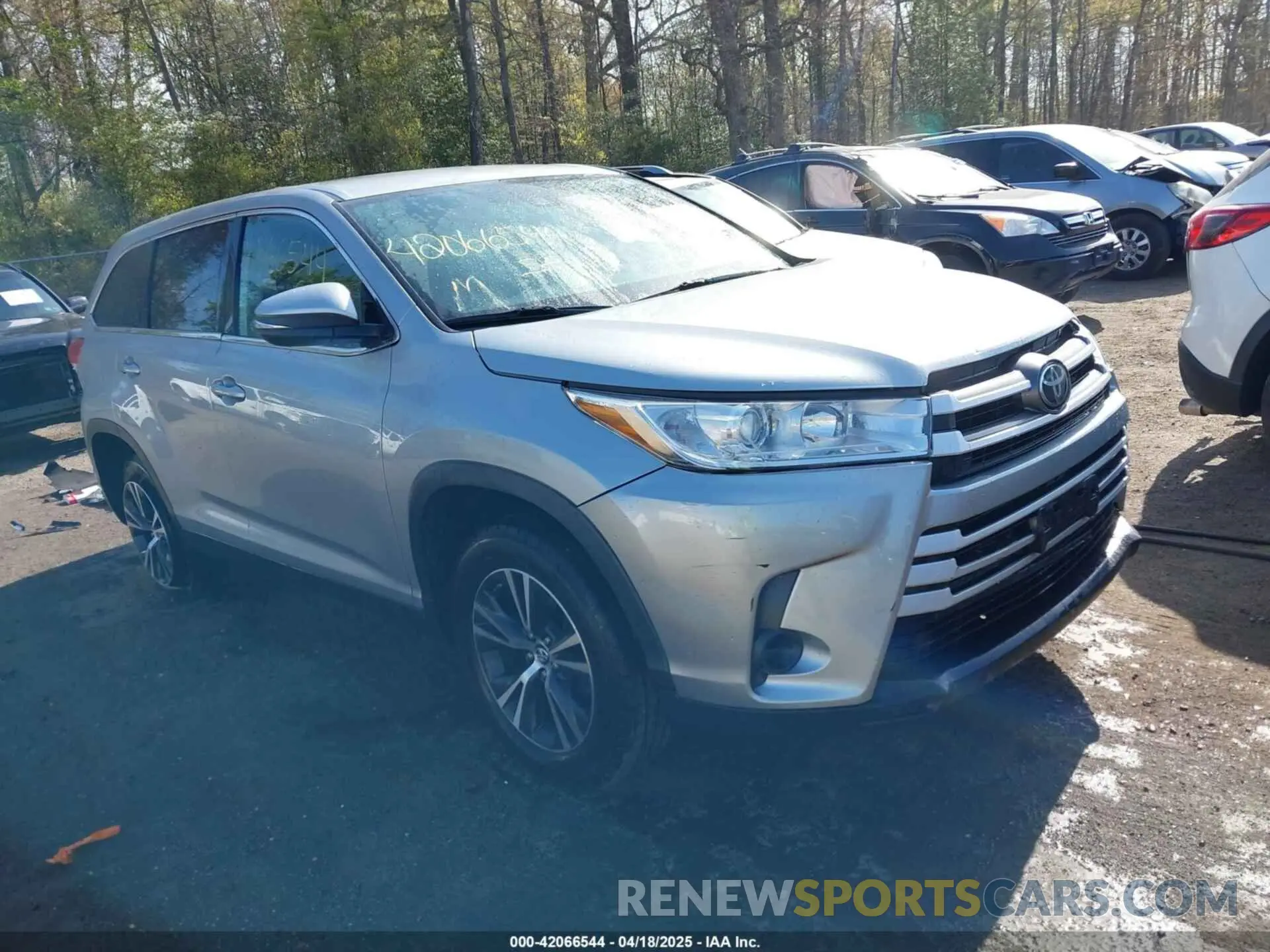 1 Photograph of a damaged car 5TDZARFH5KS056957 TOYOTA HIGHLANDER 2019