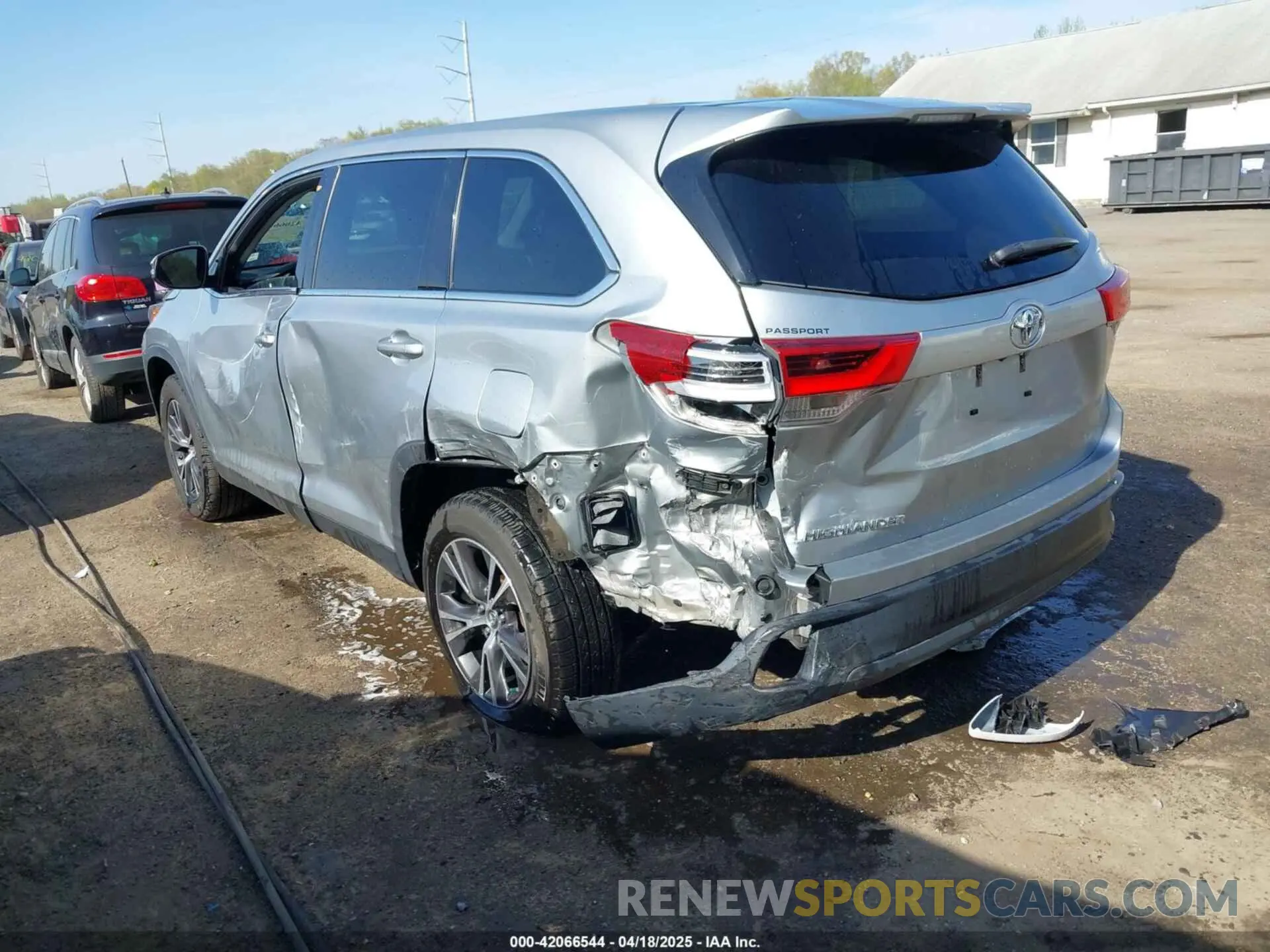 3 Photograph of a damaged car 5TDZARFH5KS056957 TOYOTA HIGHLANDER 2019