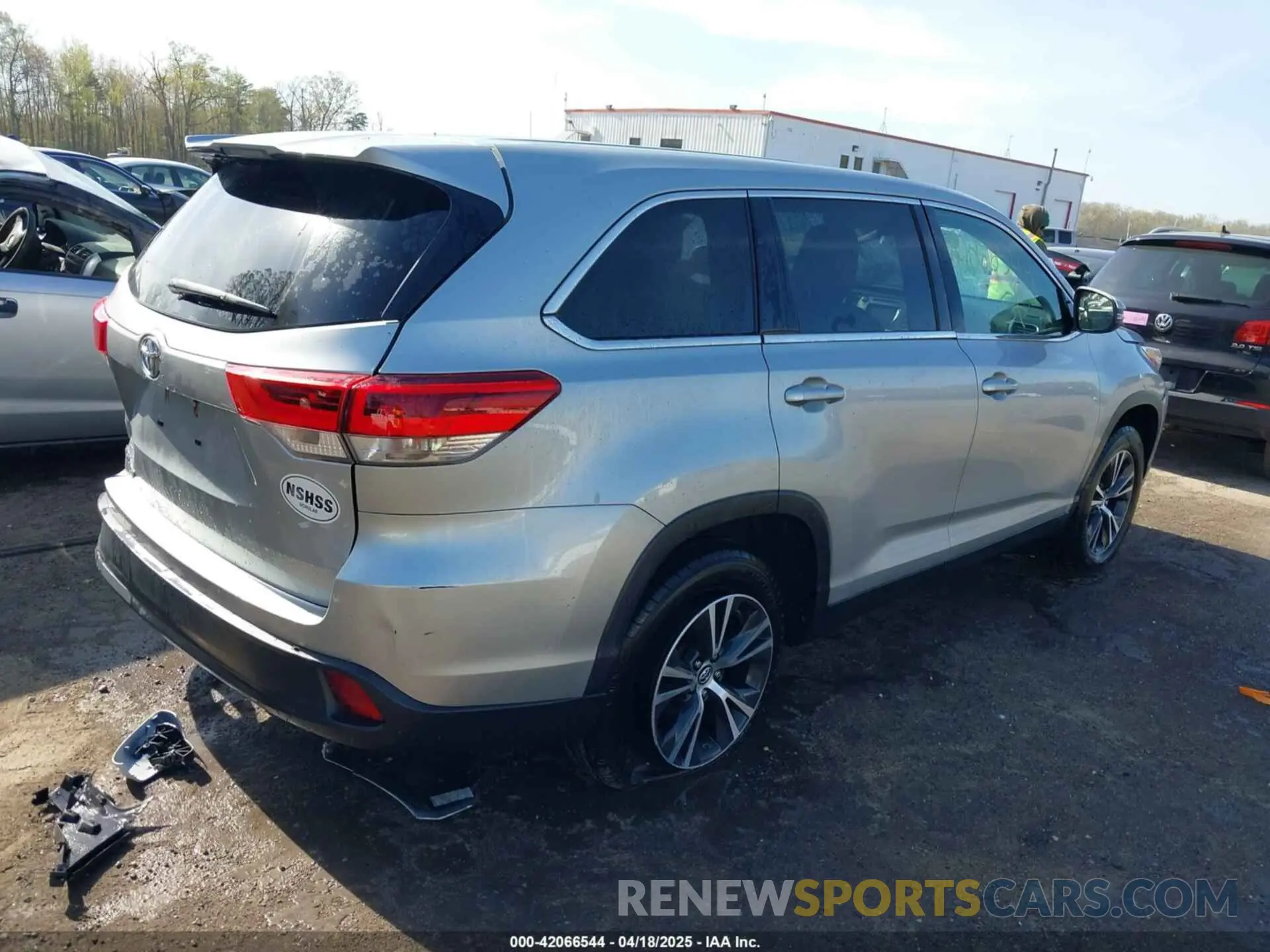 4 Photograph of a damaged car 5TDZARFH5KS056957 TOYOTA HIGHLANDER 2019