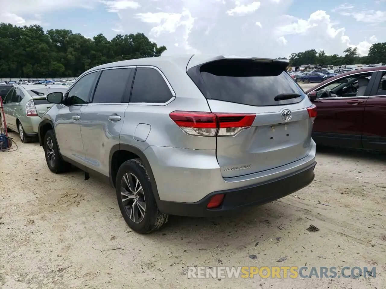 3 Photograph of a damaged car 5TDZARFH5KS061236 TOYOTA HIGHLANDER 2019