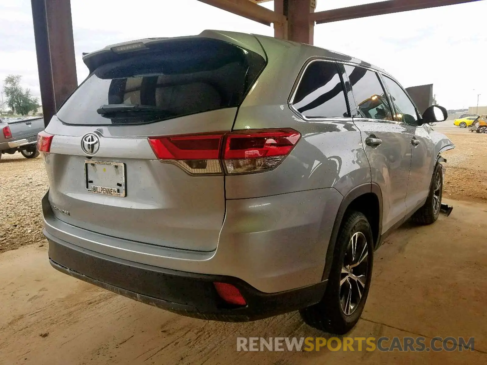 4 Photograph of a damaged car 5TDZARFH6KS051315 TOYOTA HIGHLANDER 2019