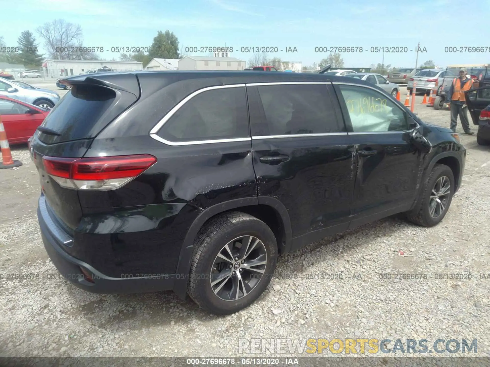 4 Photograph of a damaged car 5TDZARFH7KS047435 TOYOTA HIGHLANDER 2019