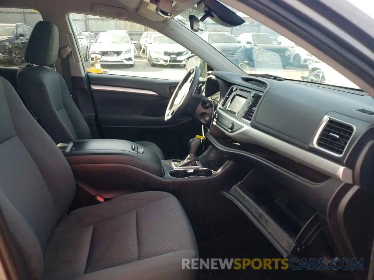 5 Photograph of a damaged car 5TDZARFH7KS049461 TOYOTA HIGHLANDER 2019