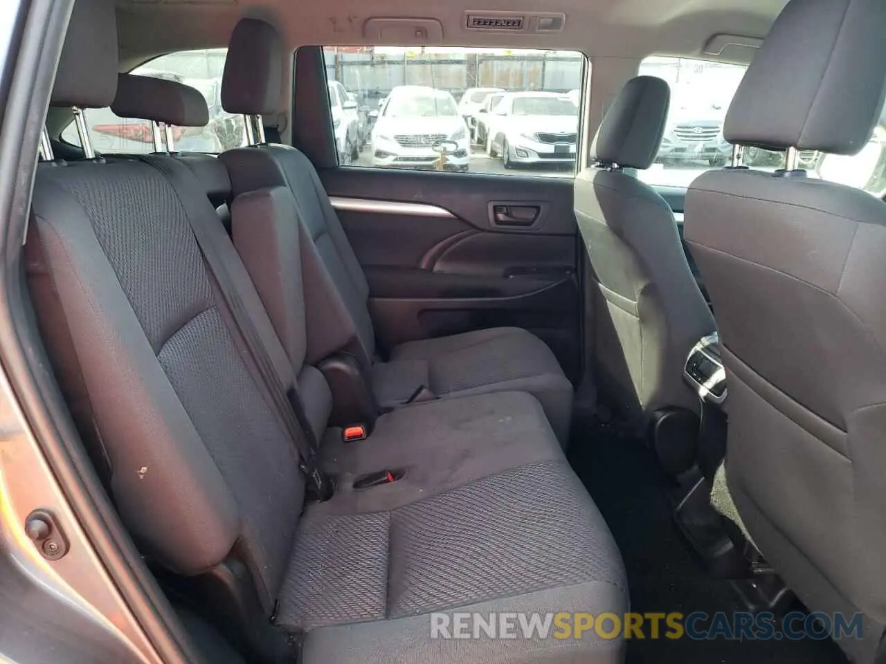 6 Photograph of a damaged car 5TDZARFH7KS049461 TOYOTA HIGHLANDER 2019