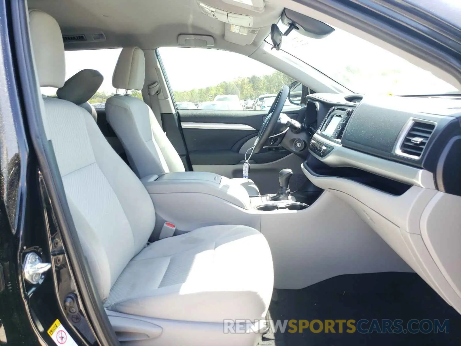 5 Photograph of a damaged car 5TDZARFH7KS050271 TOYOTA HIGHLANDER 2019