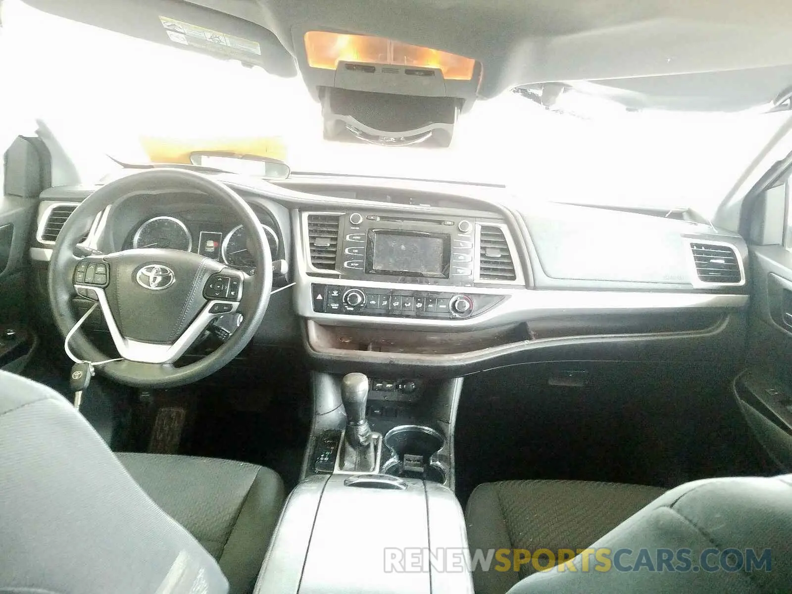 9 Photograph of a damaged car 5TDZARFH7KS055857 TOYOTA HIGHLANDER 2019