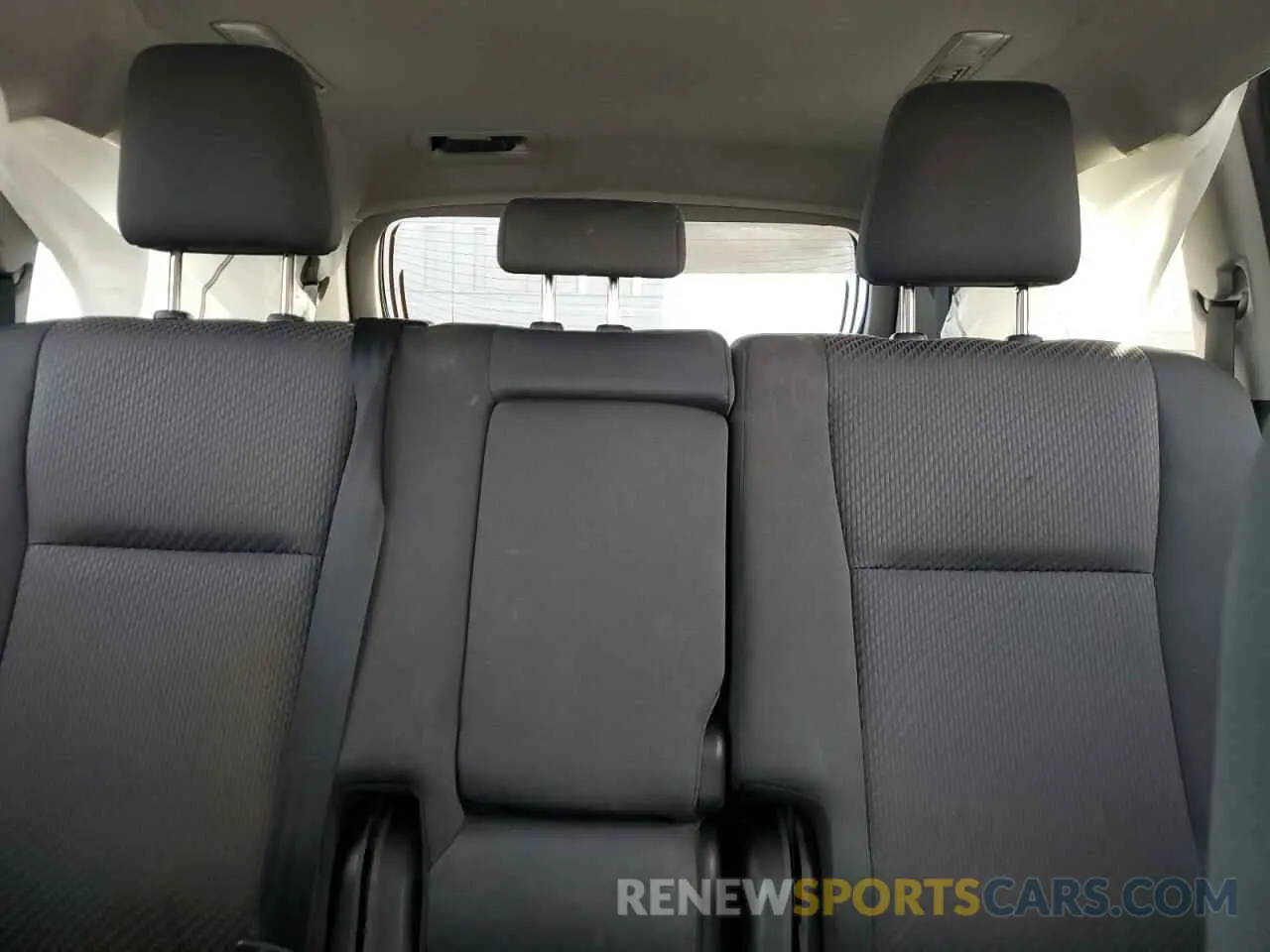 10 Photograph of a damaged car 5TDZARFH7KS056815 TOYOTA HIGHLANDER 2019