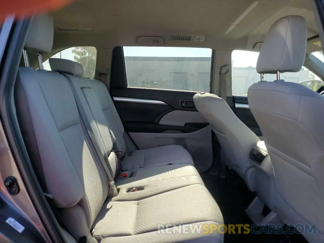 10 Photograph of a damaged car 5TDZARFH8KS061246 TOYOTA HIGHLANDER 2019