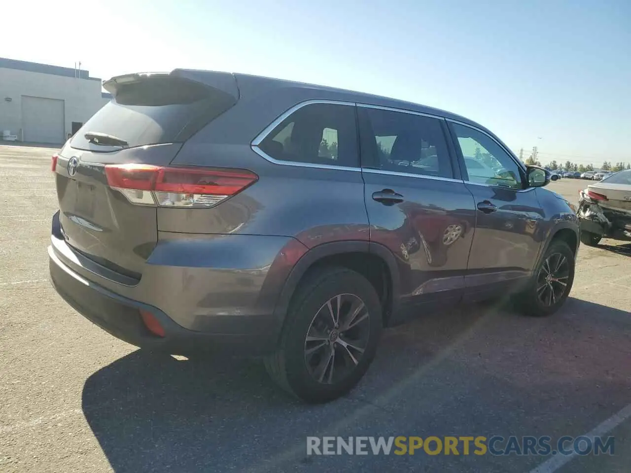 3 Photograph of a damaged car 5TDZARFH8KS061246 TOYOTA HIGHLANDER 2019