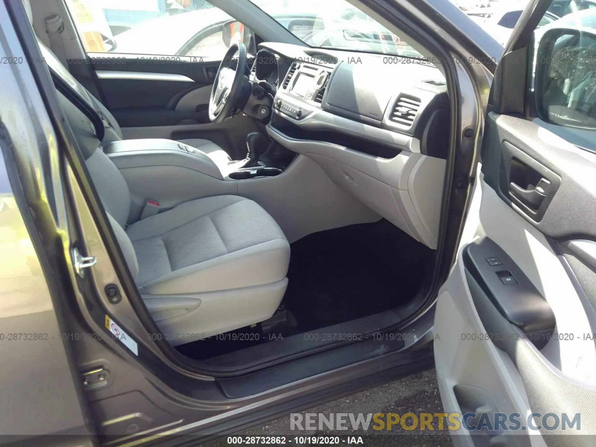5 Photograph of a damaged car 5TDZARFH9KS049252 TOYOTA HIGHLANDER 2019