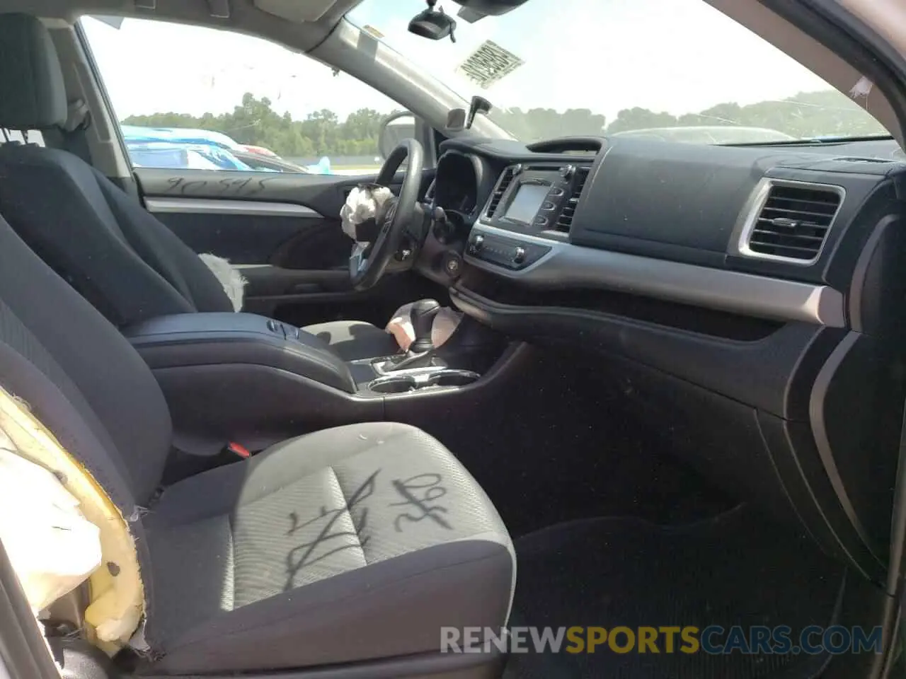 5 Photograph of a damaged car 5TDZARFH9KS055102 TOYOTA HIGHLANDER 2019