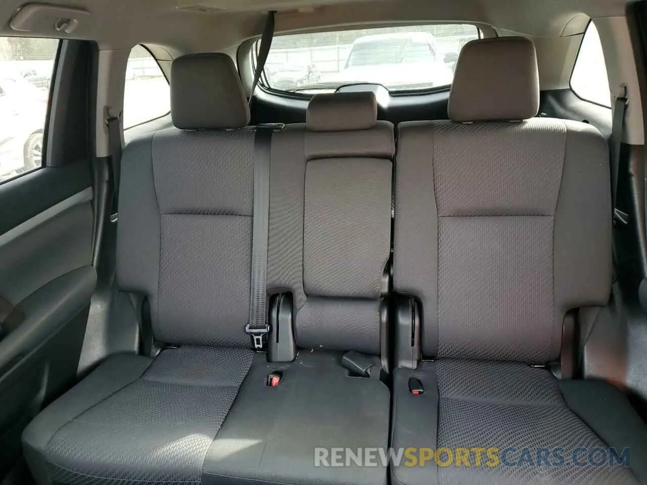 10 Photograph of a damaged car 5TDZZRFH0KS299133 TOYOTA HIGHLANDER 2019