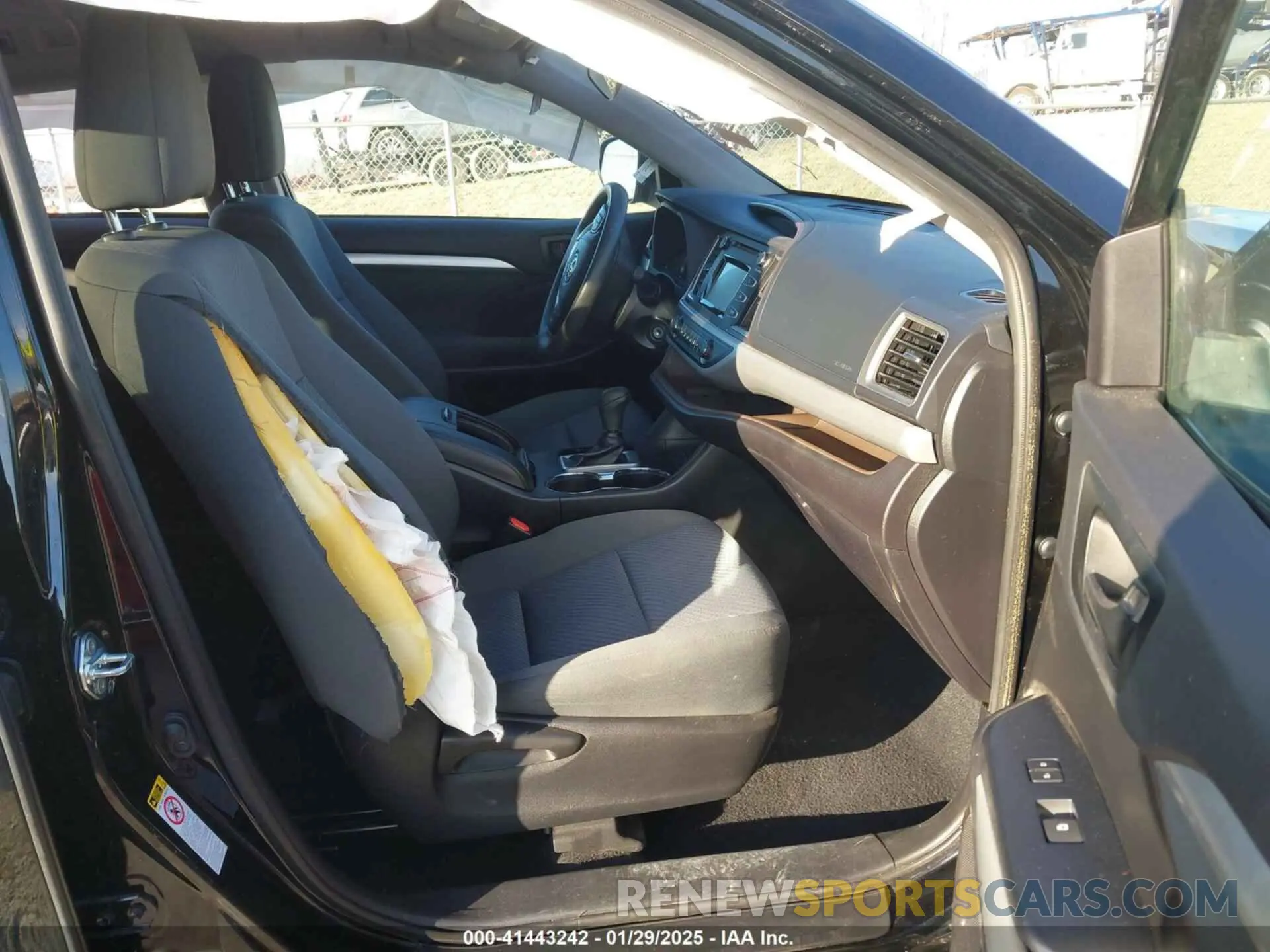 5 Photograph of a damaged car 5TDZZRFH0KS338531 TOYOTA HIGHLANDER 2019