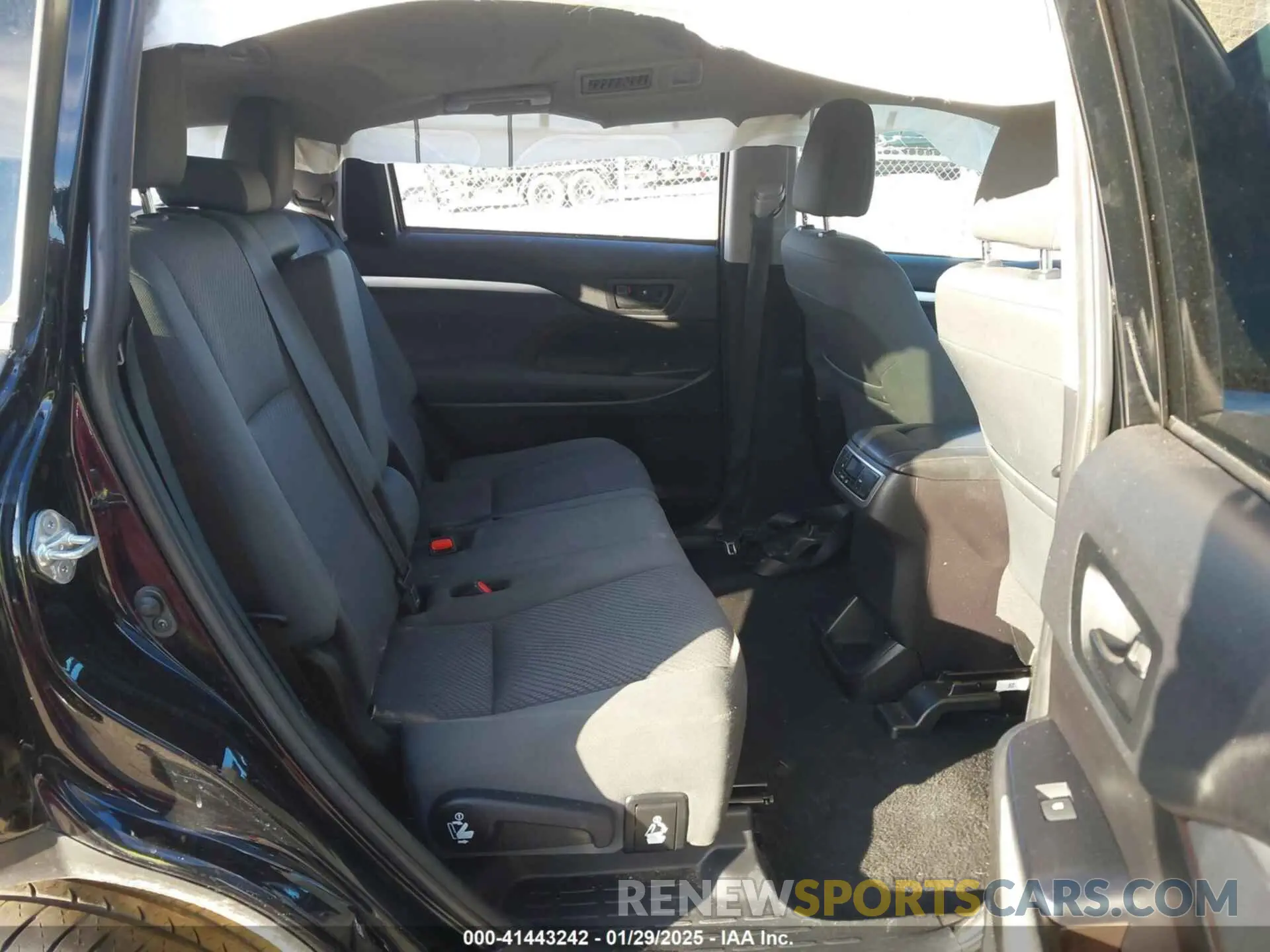 8 Photograph of a damaged car 5TDZZRFH0KS338531 TOYOTA HIGHLANDER 2019