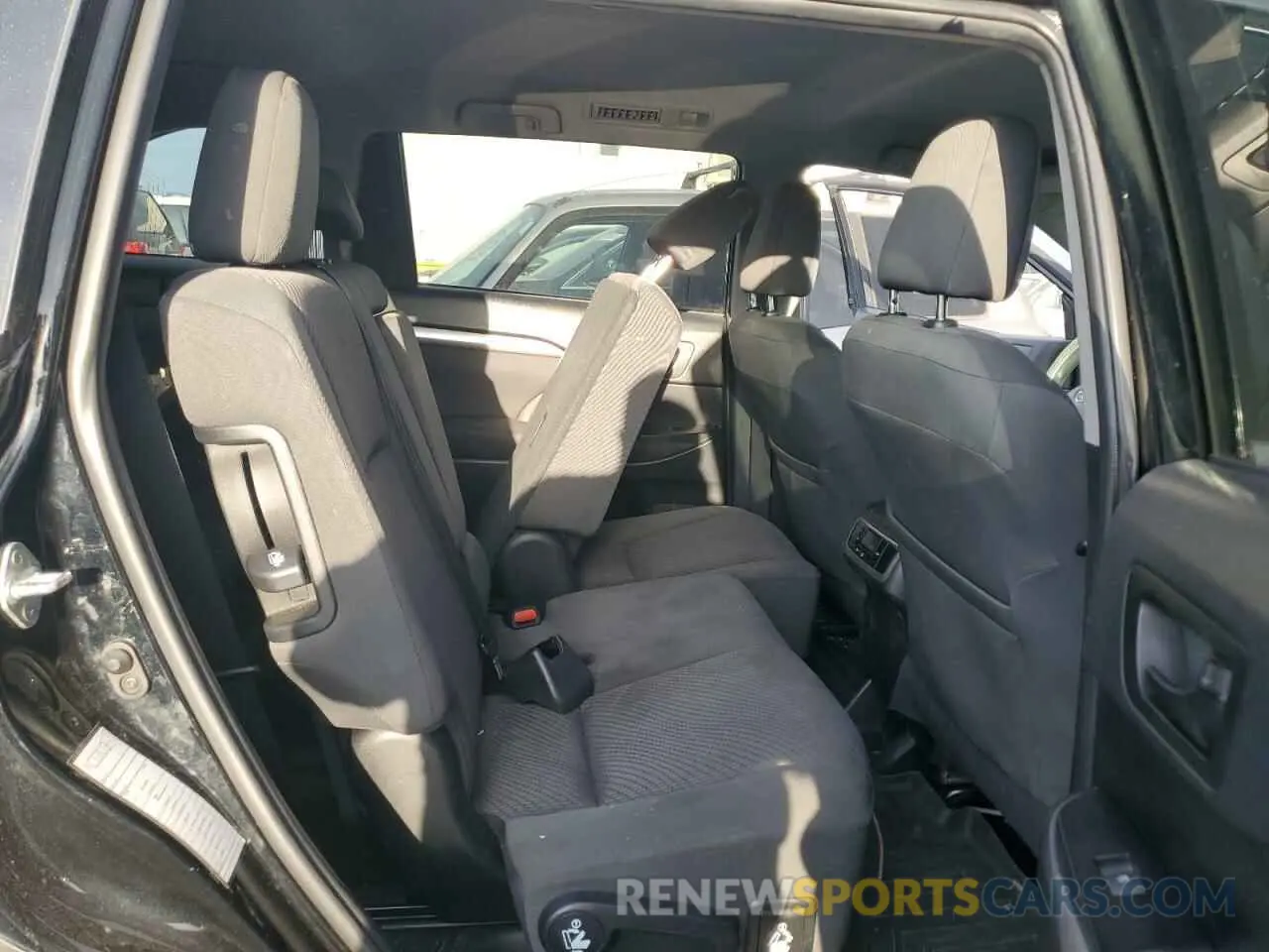 10 Photograph of a damaged car 5TDZZRFH1KS291963 TOYOTA HIGHLANDER 2019