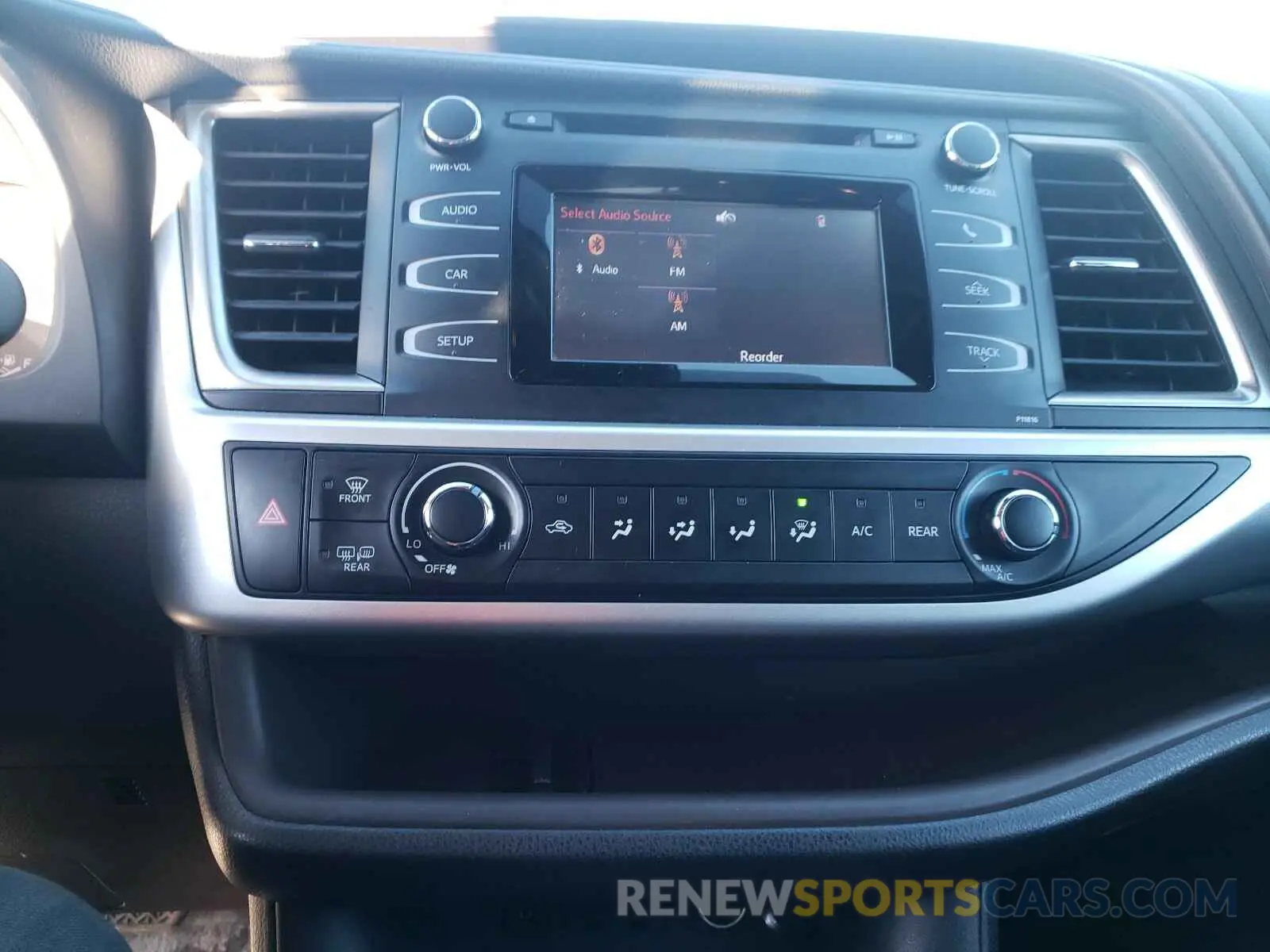 9 Photograph of a damaged car 5TDZZRFH1KS304159 TOYOTA HIGHLANDER 2019