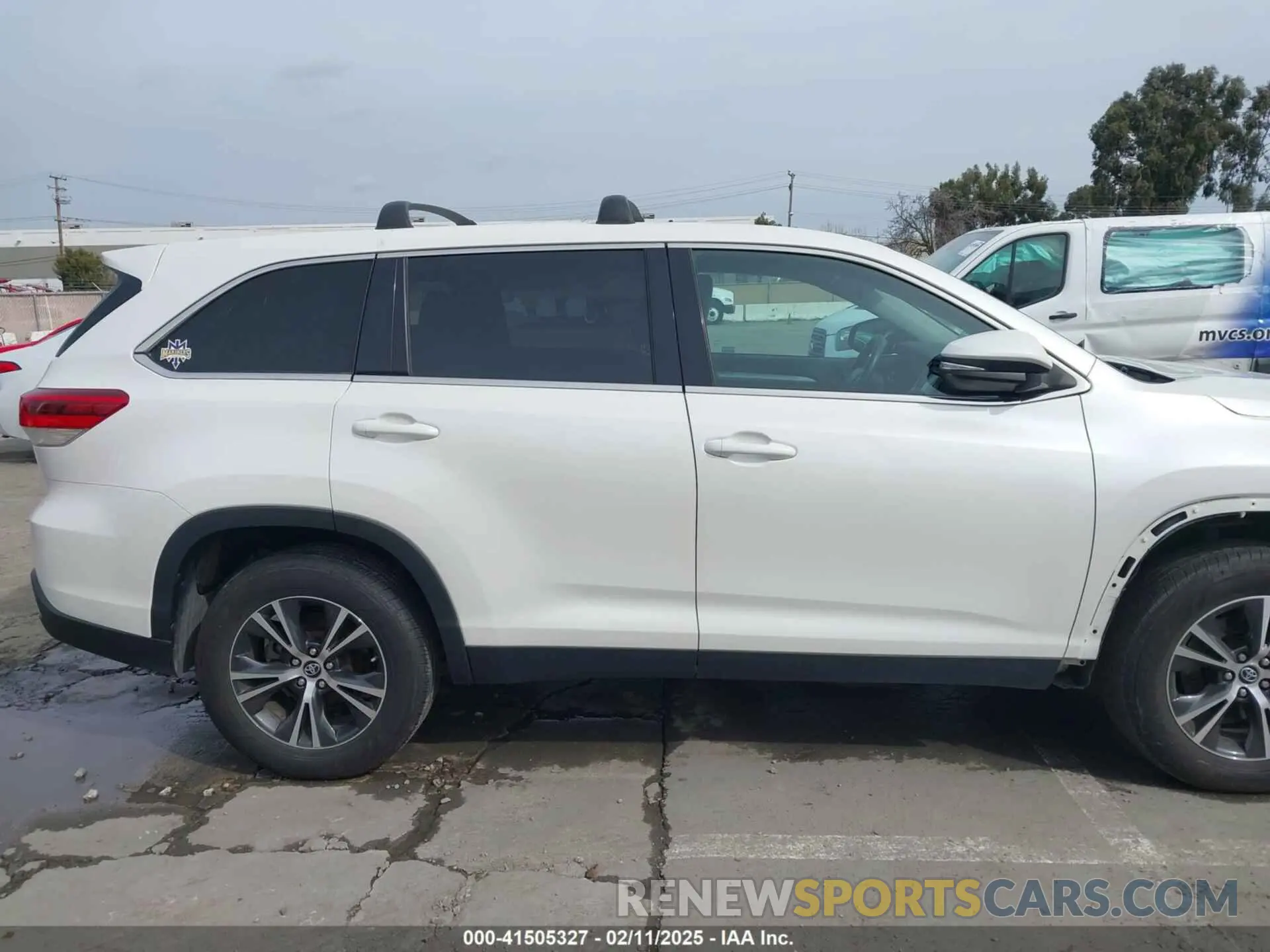 14 Photograph of a damaged car 5TDZZRFH1KS310236 TOYOTA HIGHLANDER 2019