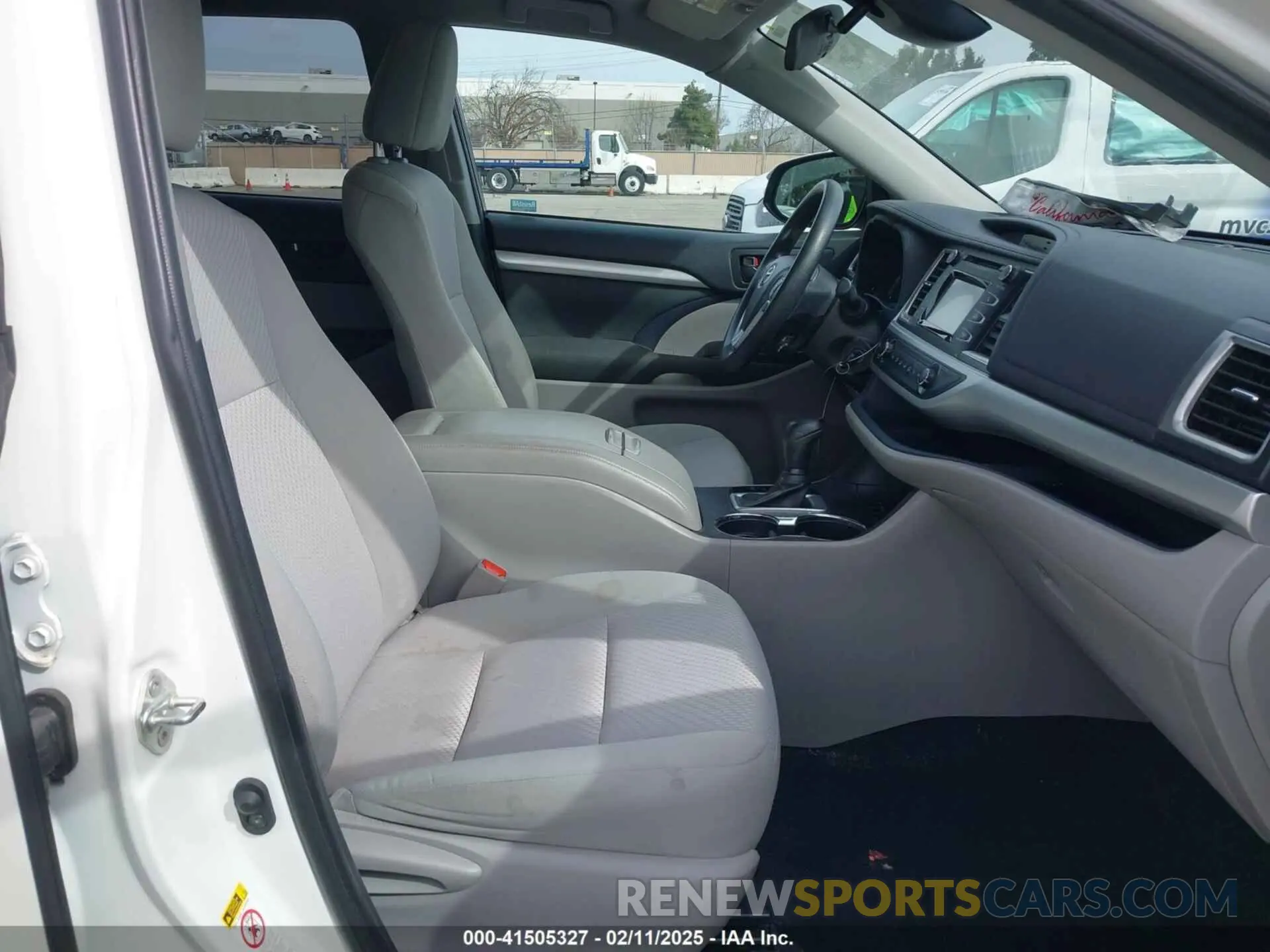 5 Photograph of a damaged car 5TDZZRFH1KS310236 TOYOTA HIGHLANDER 2019