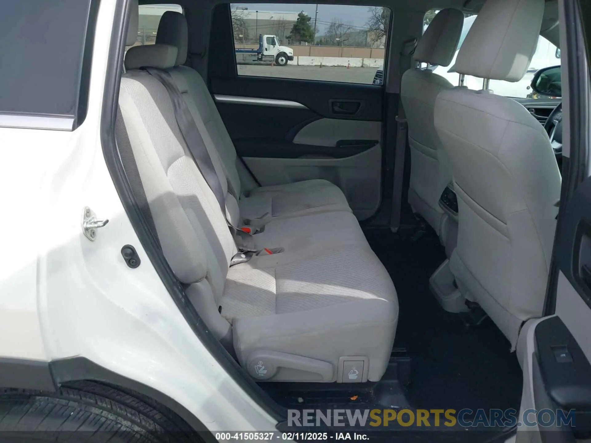 8 Photograph of a damaged car 5TDZZRFH1KS310236 TOYOTA HIGHLANDER 2019