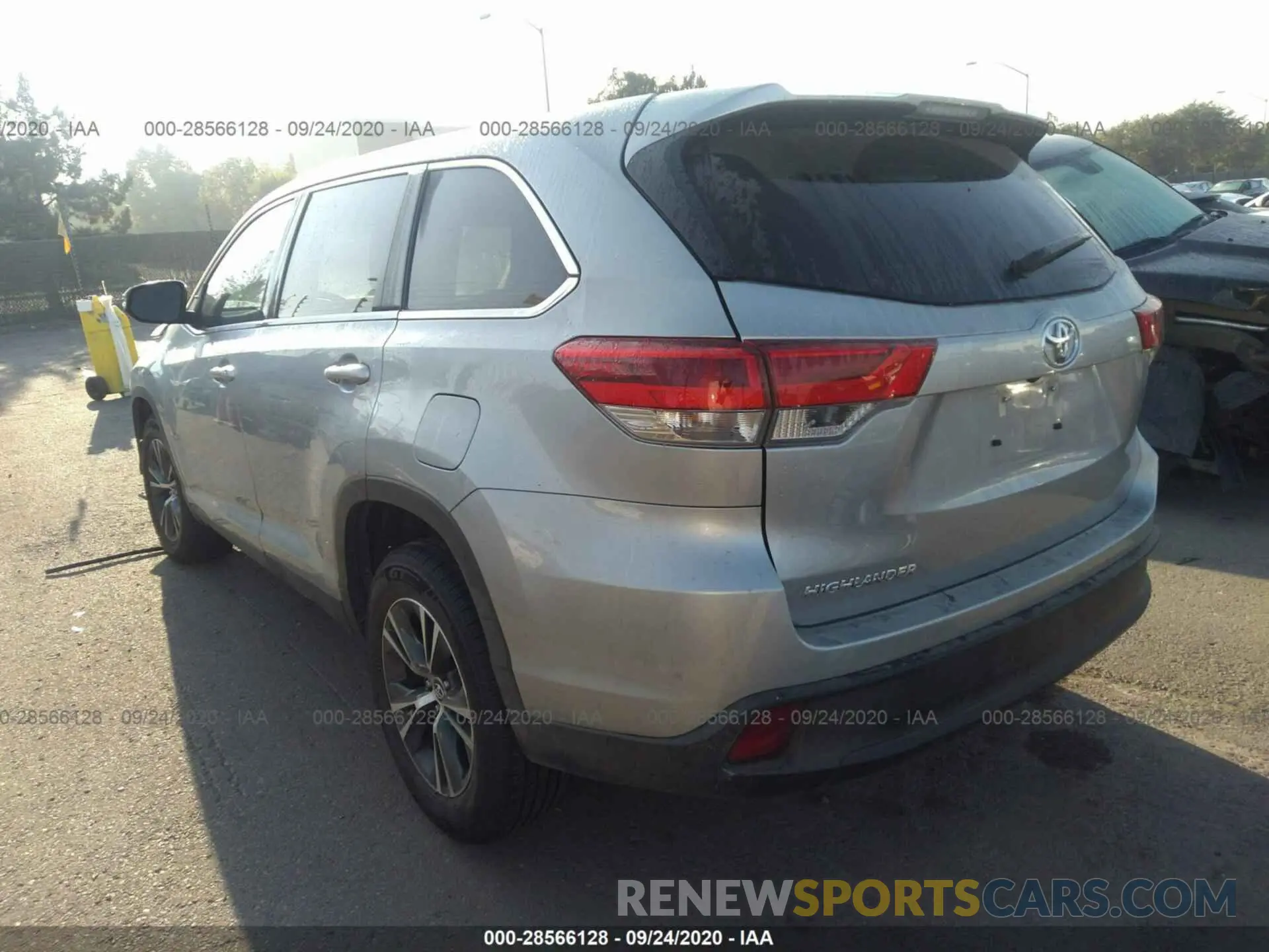 3 Photograph of a damaged car 5TDZZRFH1KS343477 TOYOTA HIGHLANDER 2019