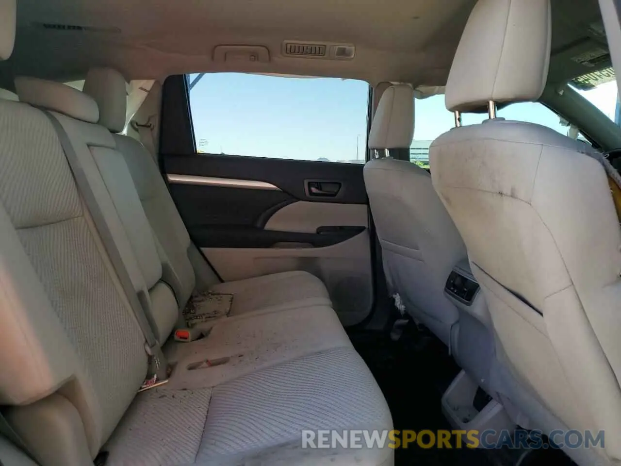 10 Photograph of a damaged car 5TDZZRFH1KS367536 TOYOTA HIGHLANDER 2019