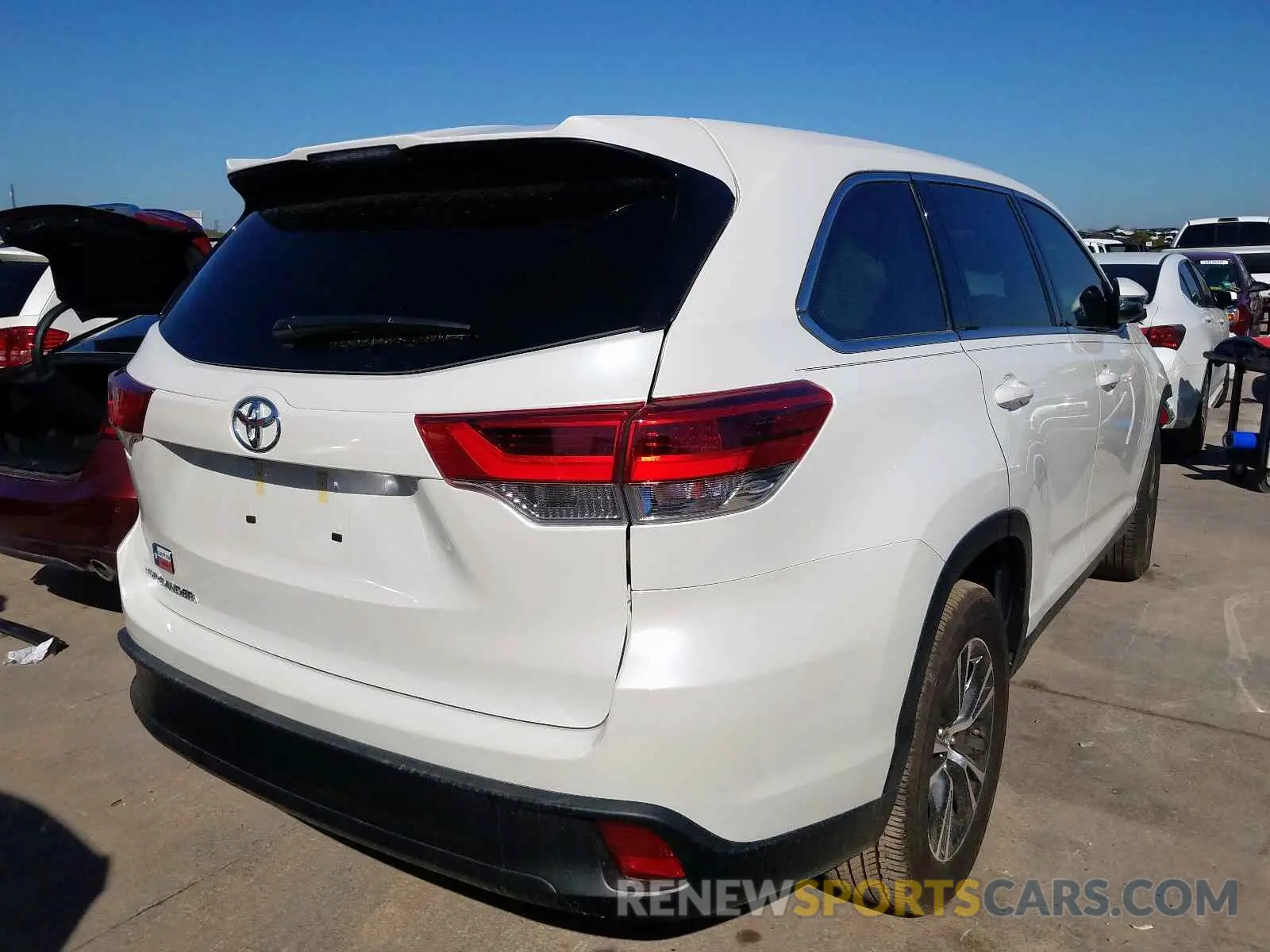 4 Photograph of a damaged car 5TDZZRFH2KS294192 TOYOTA HIGHLANDER 2019