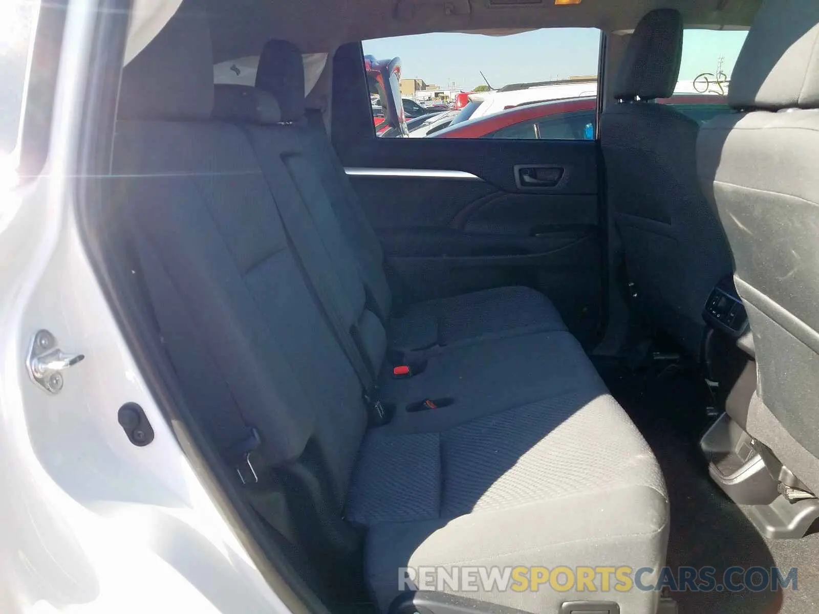 6 Photograph of a damaged car 5TDZZRFH2KS294192 TOYOTA HIGHLANDER 2019