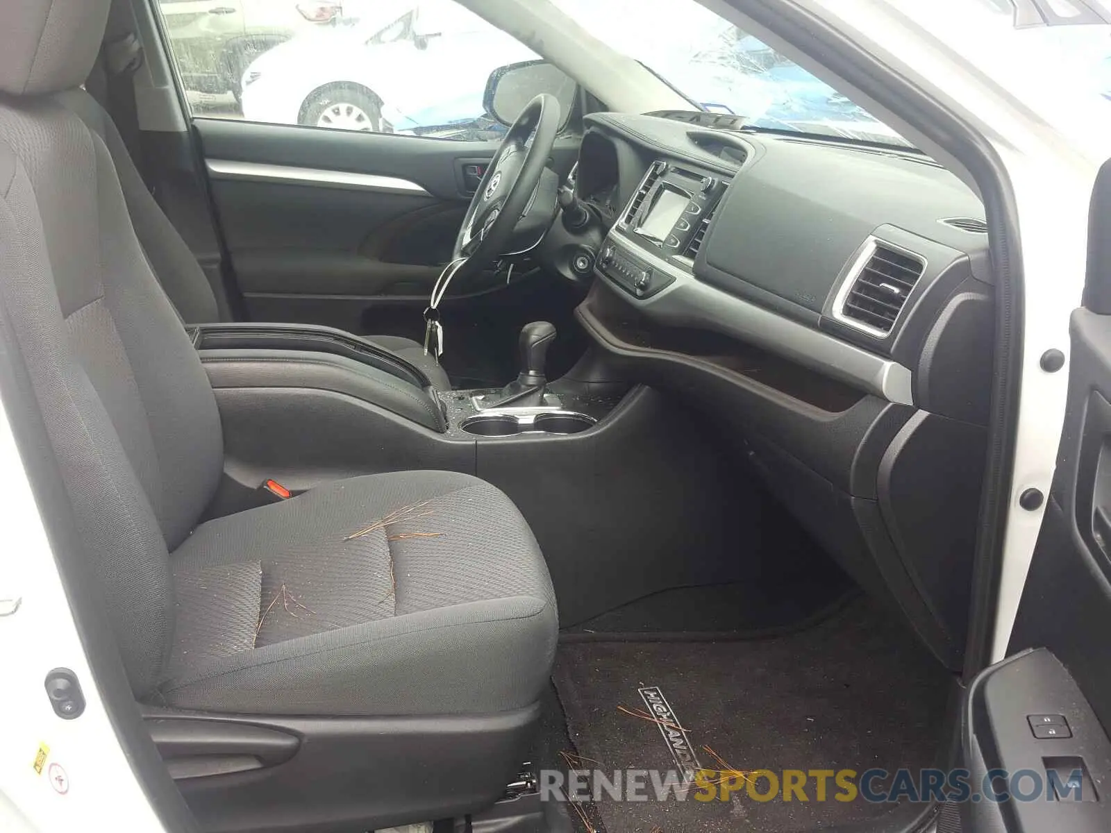 5 Photograph of a damaged car 5TDZZRFH2KS296380 TOYOTA HIGHLANDER 2019