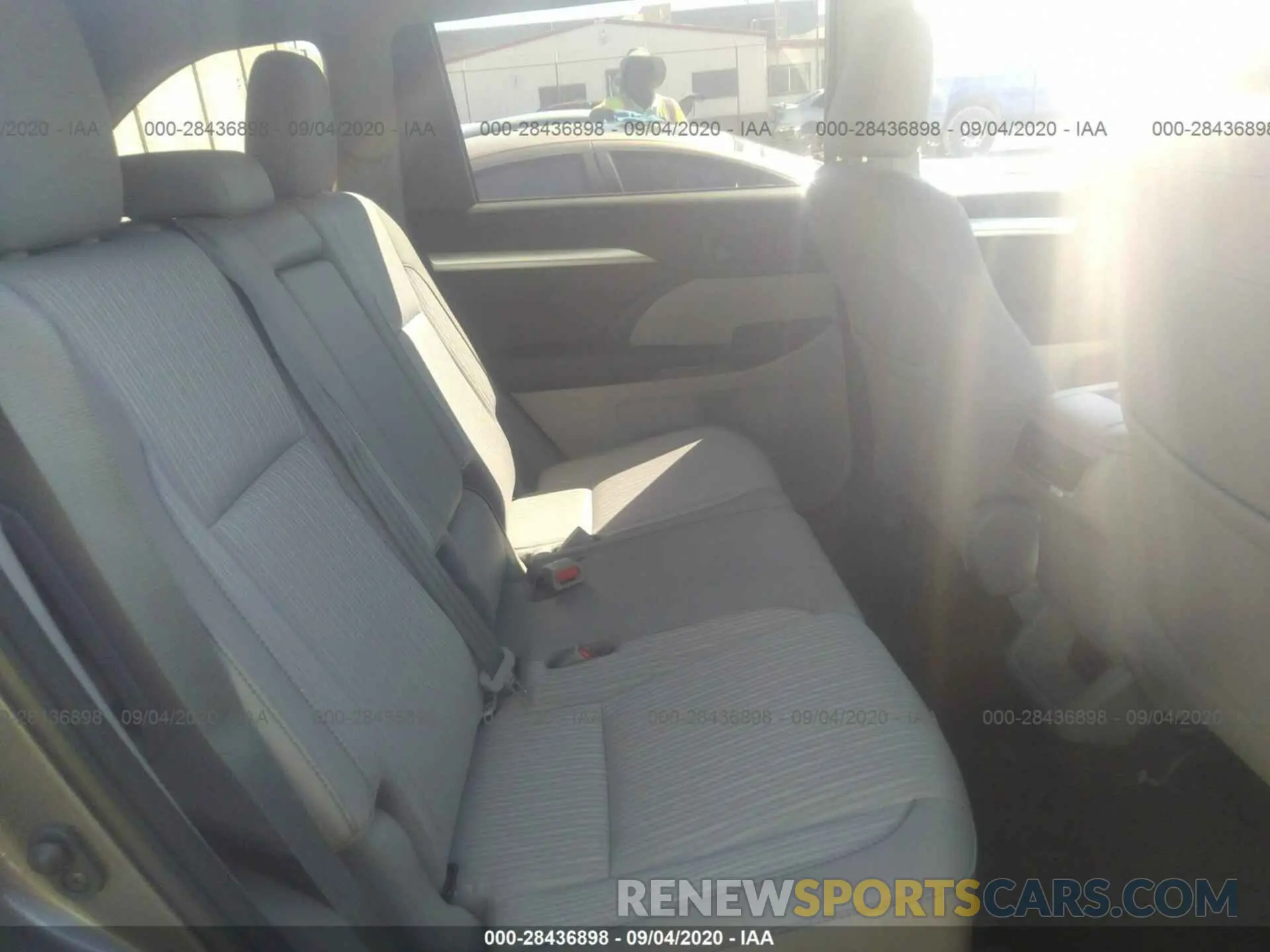 8 Photograph of a damaged car 5TDZZRFH2KS336179 TOYOTA HIGHLANDER 2019
